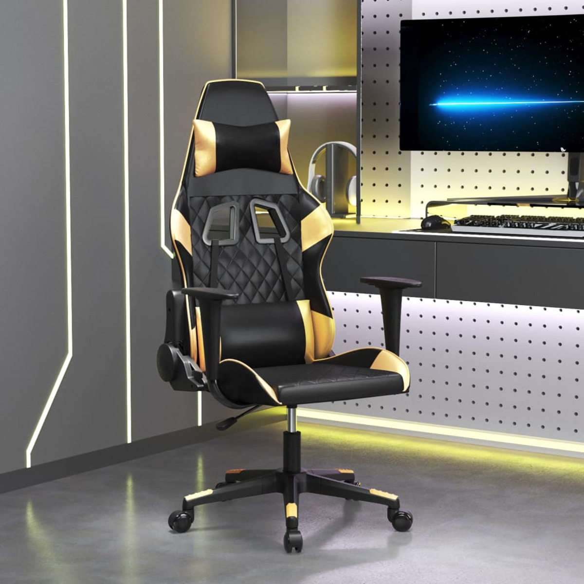 Schwarzer und goldener Gaming-Stuhl. Schwarze Armlehnen und Basis. Der Hintergrund zeigt Monitor und Schreibtisch.