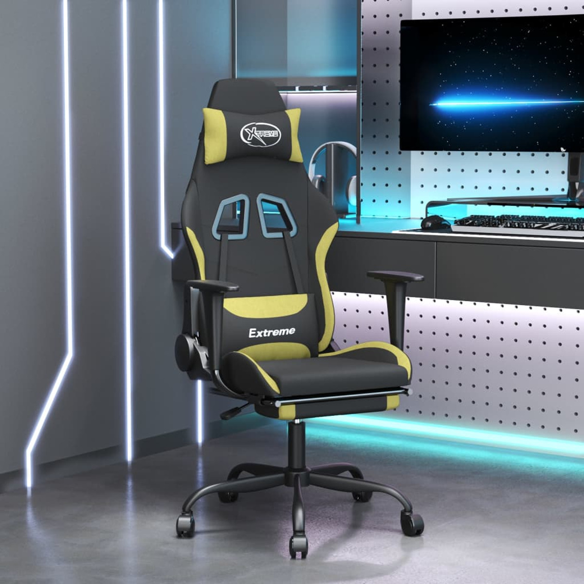 Gaming-Stuhl in einem Raum. Schwarz mit gelben Akzenten, 'Extreme'-Logo. Hintergrund: Monitor und Schreibtisch.