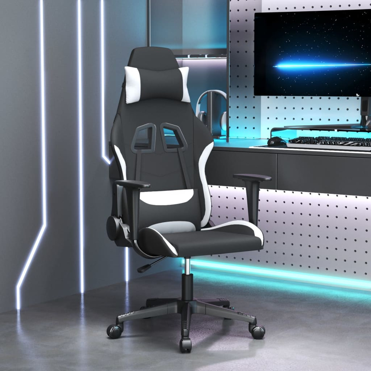 Schwarz-weißer Gaming-Stuhl in einem Raum mit Monitor, Kopfhörern und Neonlichtern an der Wand.