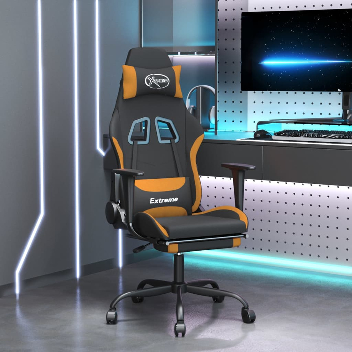 Schwarz-oranger Gaming-Stuhl, mit Fußstütze, neben einem Monitor.