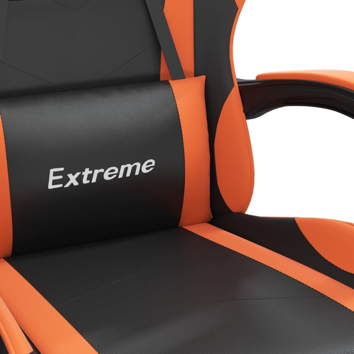 Nahaufnahme eines orangefarbenen und schwarzen Gaming-Stuhls mit dem Wort "Extreme" auf der Kopfstütze.