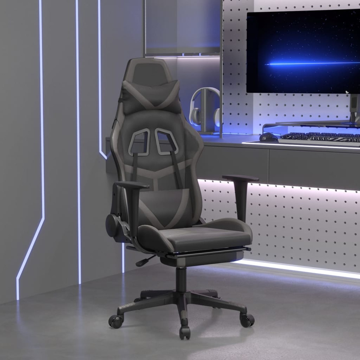 Gaming-Stuhl in einem Raum. Schwarz-grauer Stuhl mit Fußstütze. Computer und Kopfhörer.