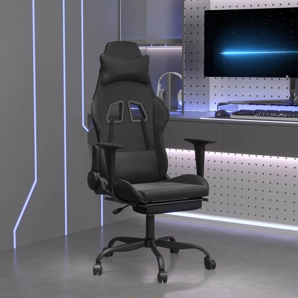 Schwarzer Gaming-Stuhl mit Fußstütze, in einem Raum mit Monitor.