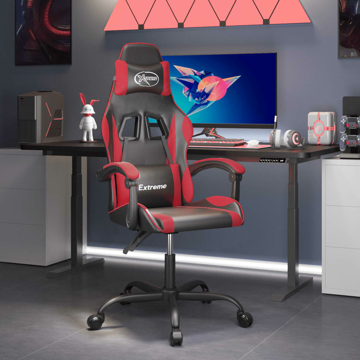 Ein Gaming-Setup mit rotem und schwarzem Stuhl, Schreibtisch, Monitor und Computer. Raumumgebung.