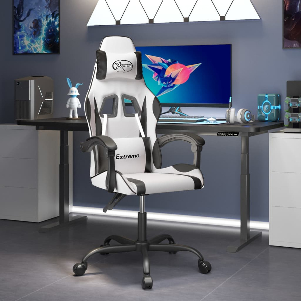 Weißer Gaming-Stuhl in einem Raum, Schreibtisch, Monitor und andere Gegenstände sichtbar.