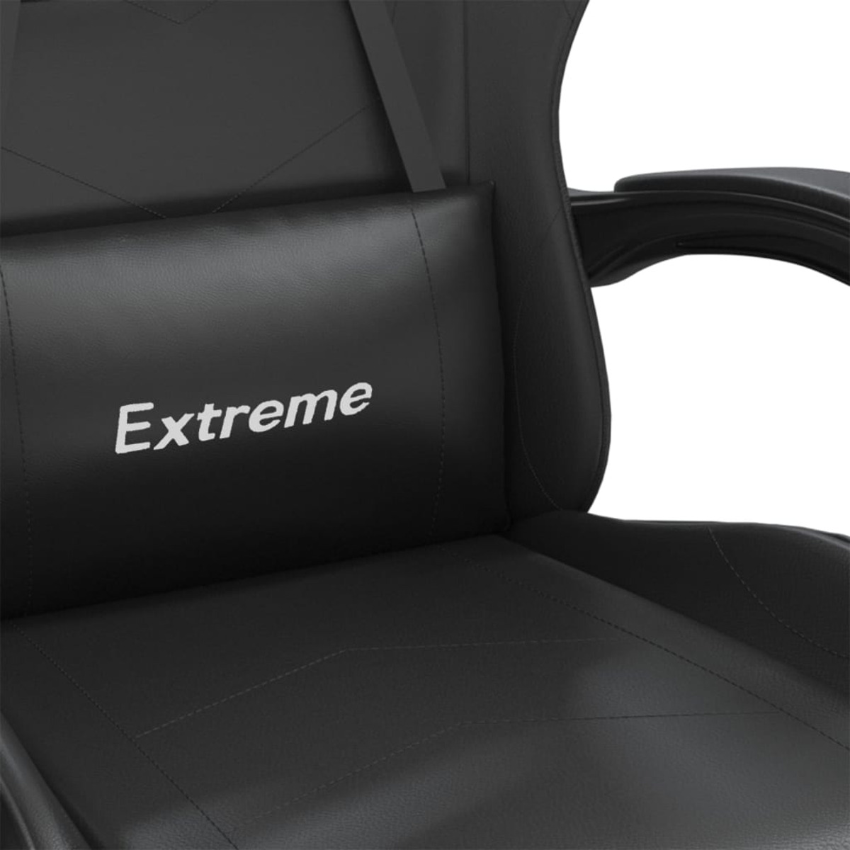 Nahaufnahme eines schwarzen Stuhls mit "Extreme"-Text auf dem Kissen.