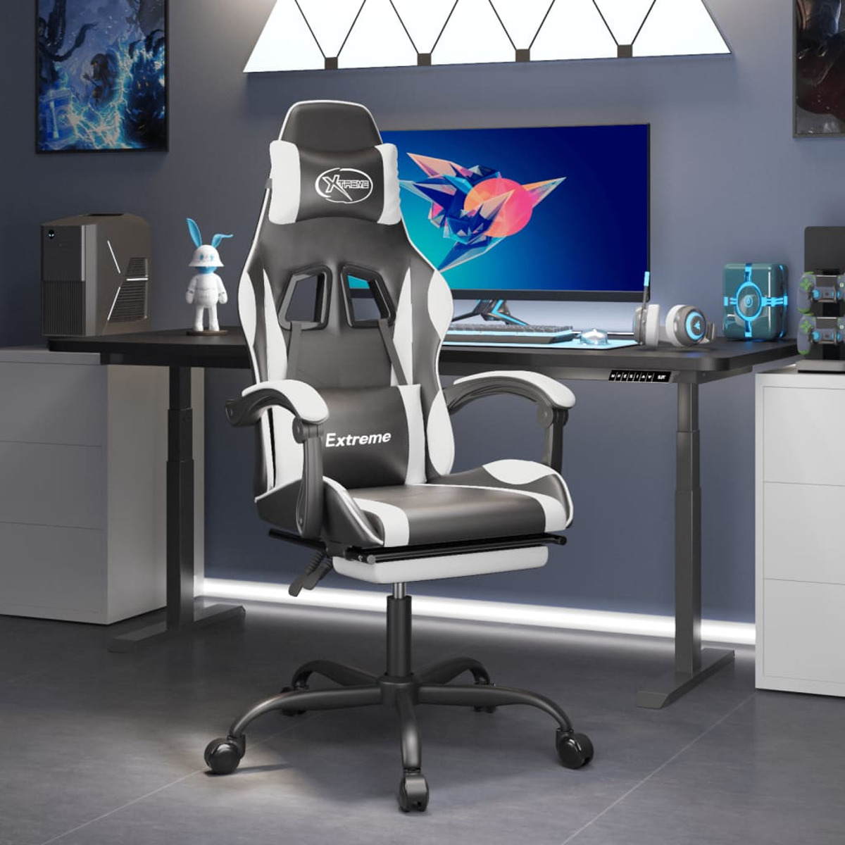 Gaming-Stuhl in einem Raum. Der Stuhl ist schwarz-weiß, es gibt einen Schreibtisch, Computer und Deko.