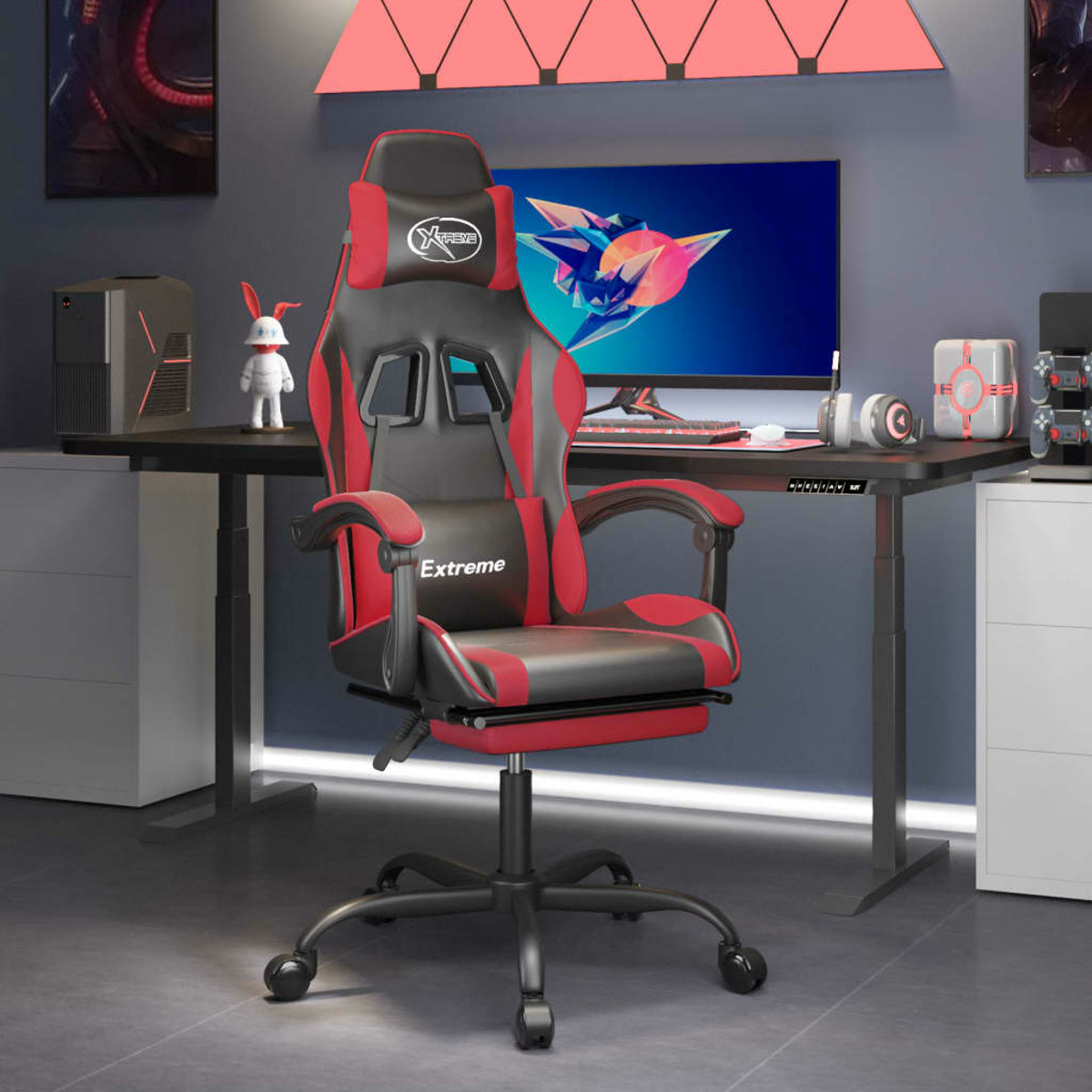 Roter und schwarzer Gaming-Stuhl in einem Raum. Schreibtisch, Computer und Dekoration im Hintergrund.