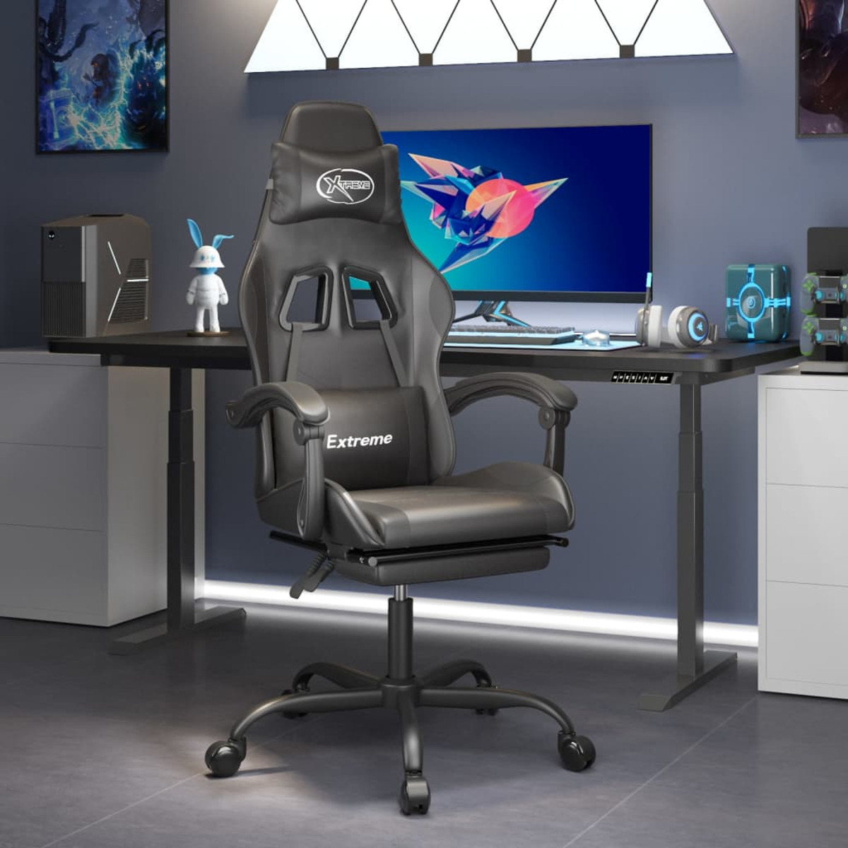 Schwarzer Gaming-Stuhl mit Fußstütze, in einem Gaming-Setup. Schwarzer Schreibtisch, Monitor und Zubehör.