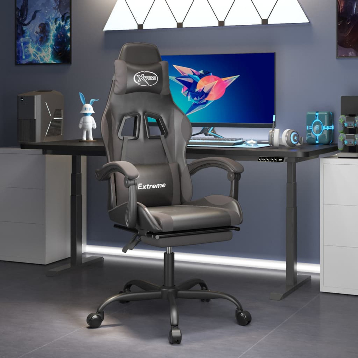 Gaming-Stuhl in einer Raumeinstellung. Schwarzer Stuhl, Schreibtisch, Monitor und weiteres Zubehör.