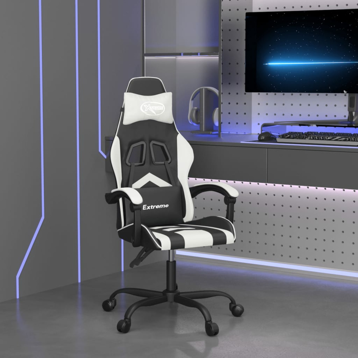Weißer und schwarzer Gaming-Stuhl in einem Raum. Headset und Monitor im Hintergrund.