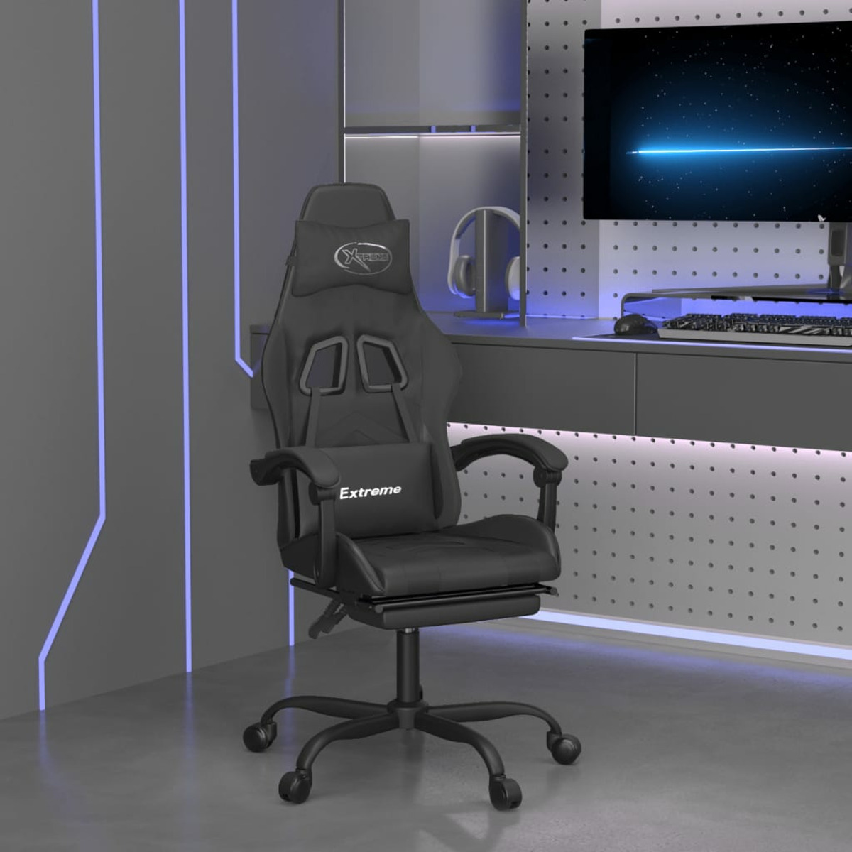 Schwarzer Gaming-Stuhl mit dem Wort Extreme auf Kopf- und Rückenlehne. In einem Raum mit blauen Lichtern.