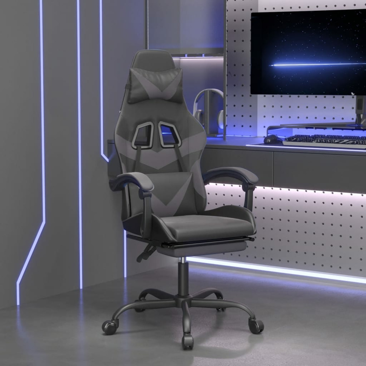 Gaming-Stuhl in einem Gaming-Raum. Der Stuhl ist grau, mit grauer Kopfstütze und Armlehnen.