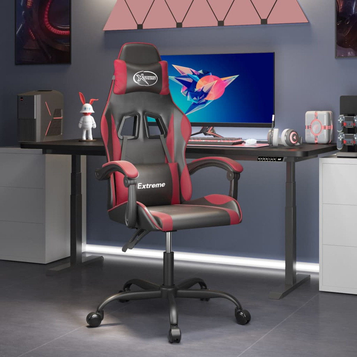 Gaming-Stuhl in einem Raum, rot und schwarz, mit Computer und Schreibtisch.