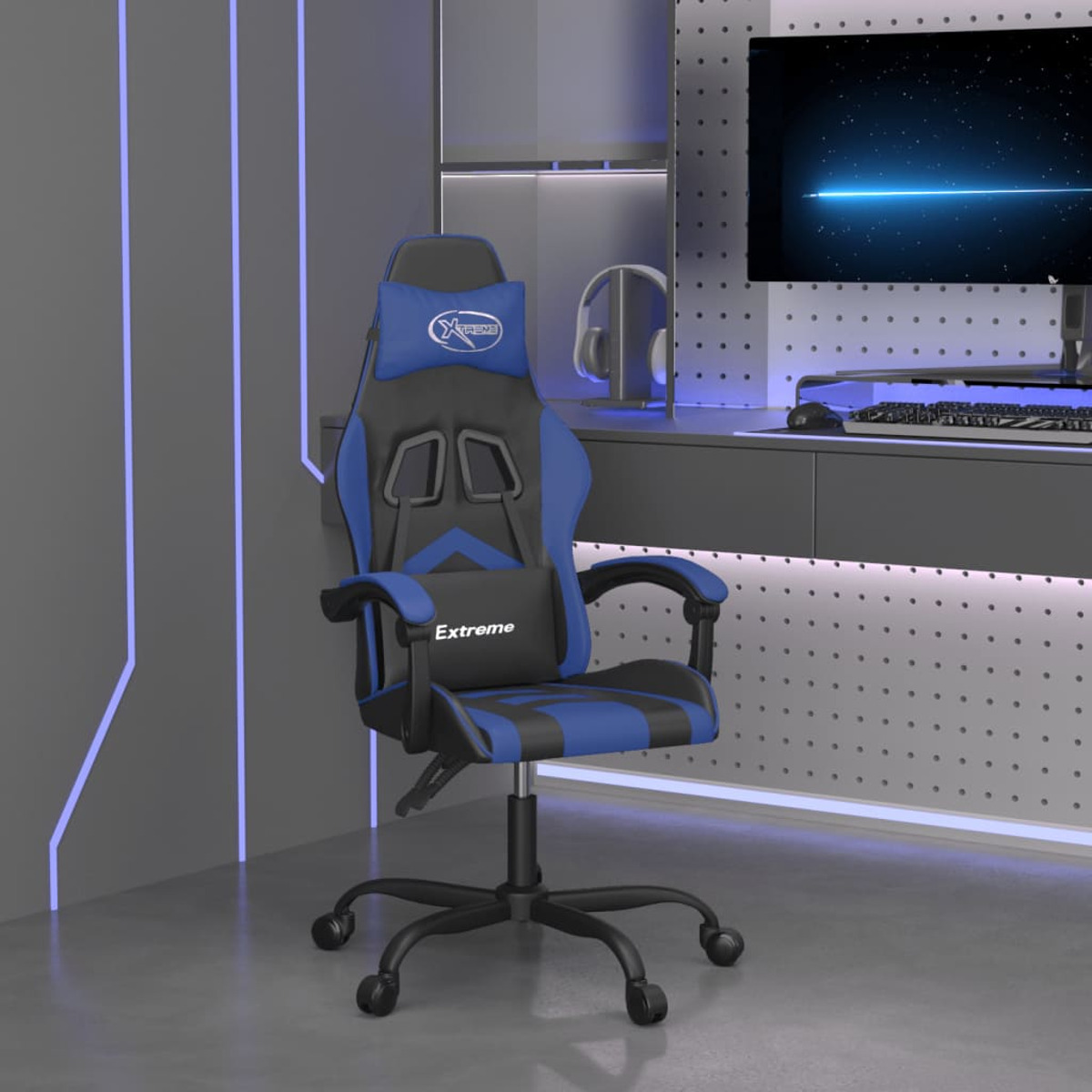 Blau-schwarzer Gaming-Stuhl mit schwarzem Gestell und Rädern. Hintergrund mit Monitor und Schreibtisch.