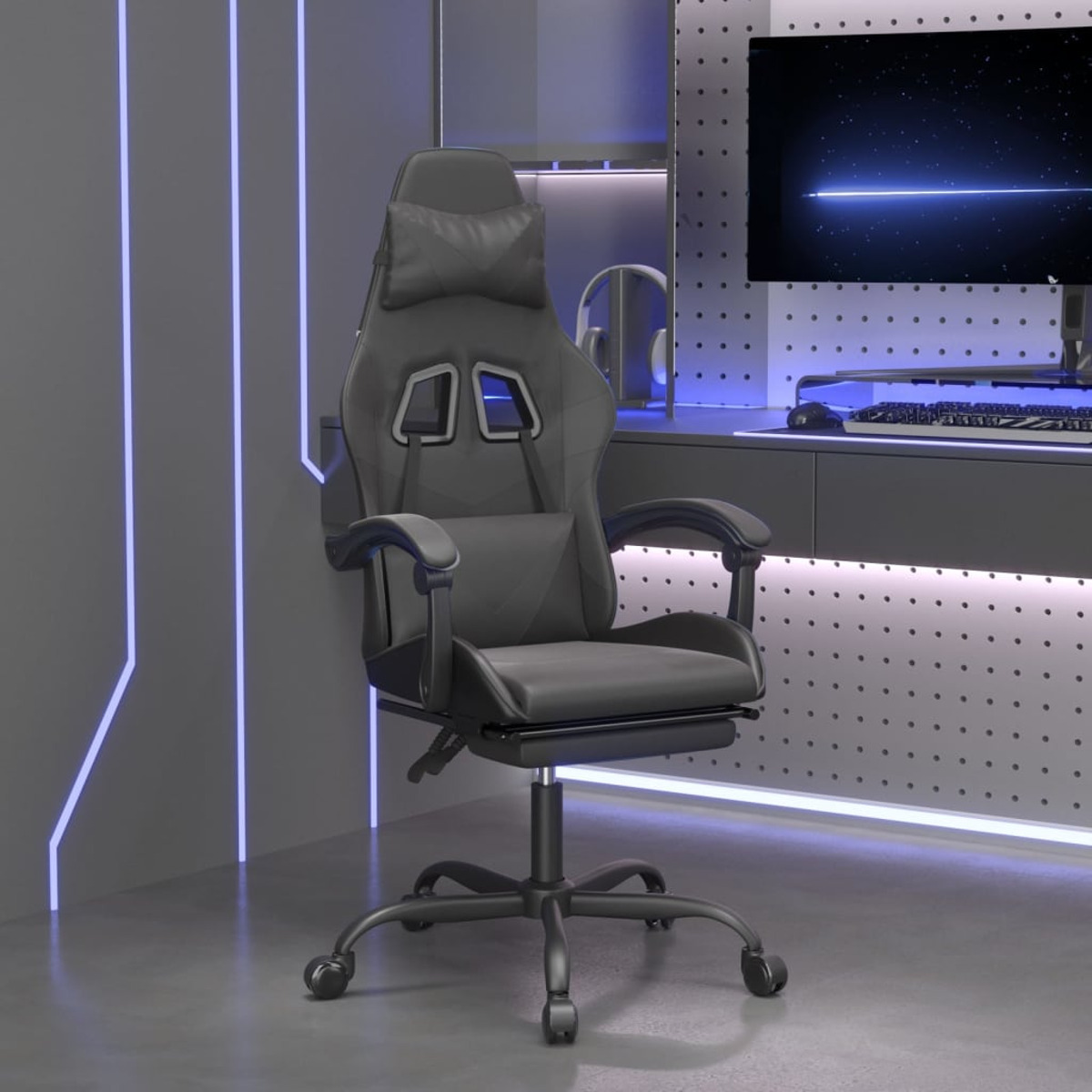 Gaming-Stuhl in einem modernen Raum mit Computer-Setup. Graues Farbschema.