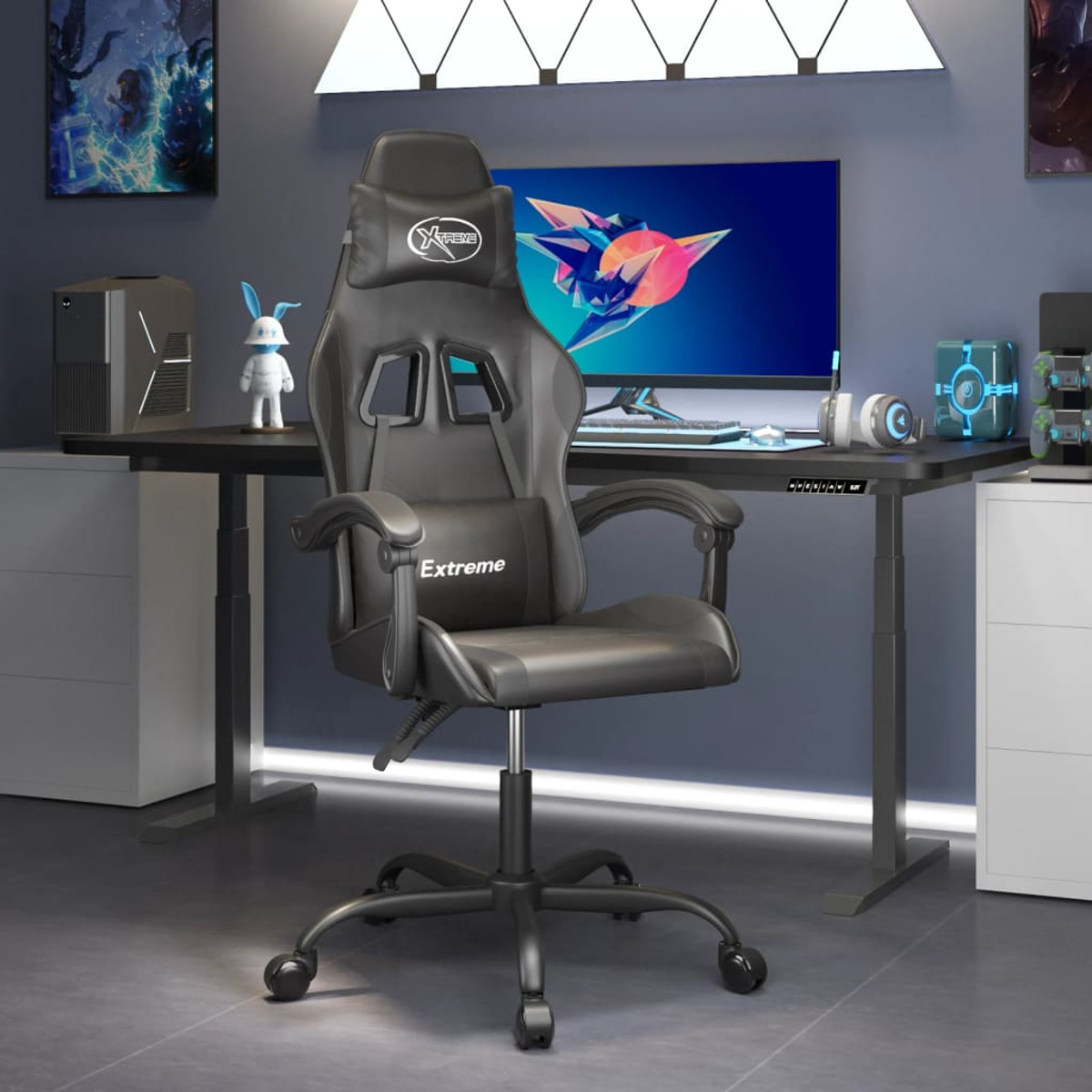 Schwarzer Gaming-Stuhl in einem Raum mit Schreibtisch, Monitor und Zubehör.