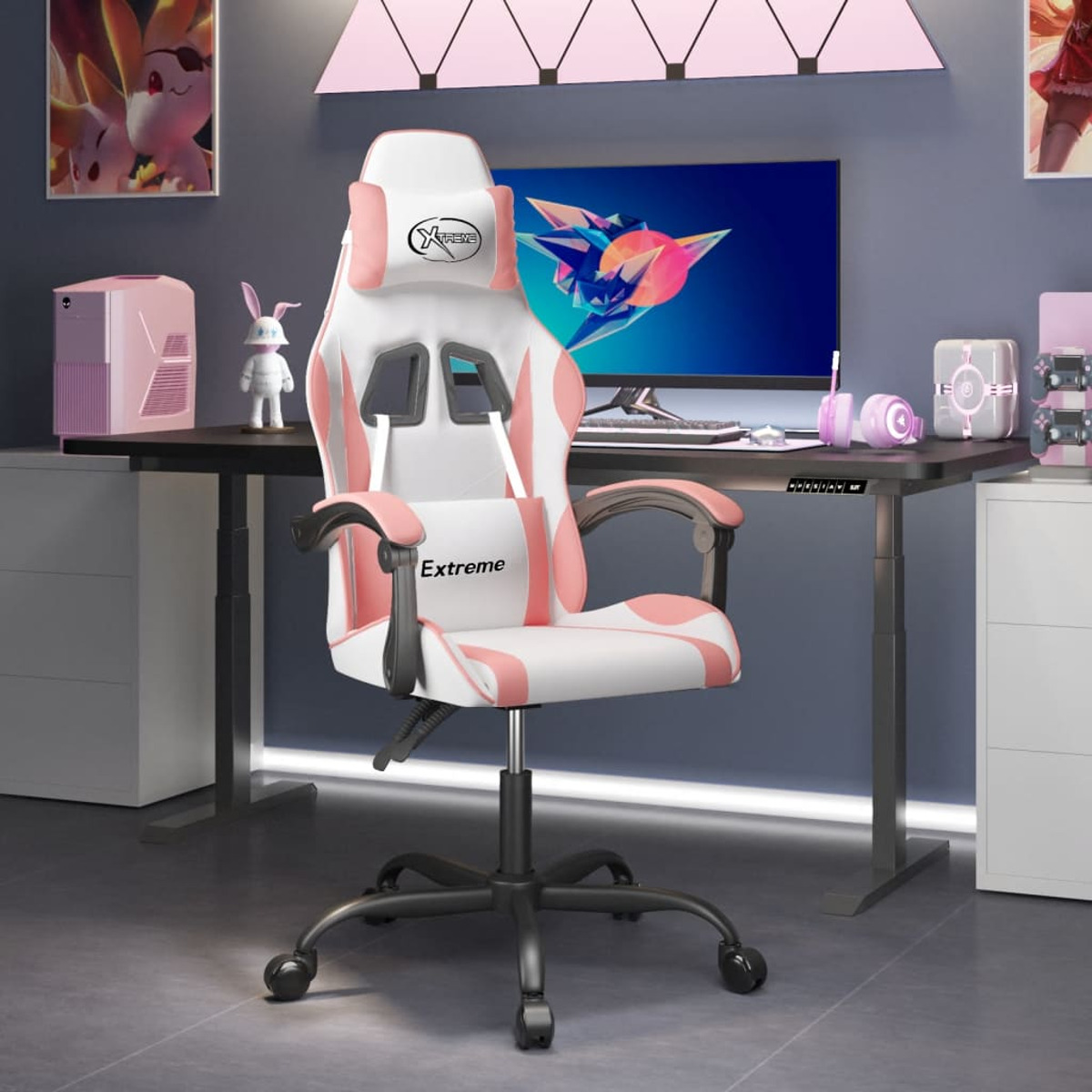 Rosa-weißer Gaming-Stuhl in einem Gaming-Zimmer mit schwarzem Schreibtisch und Zubehör.