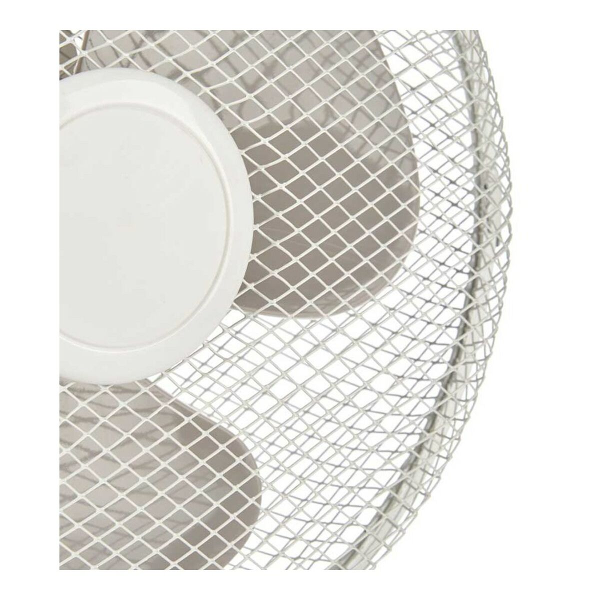 Primer plano de un ventilador blanco con malla protectora.