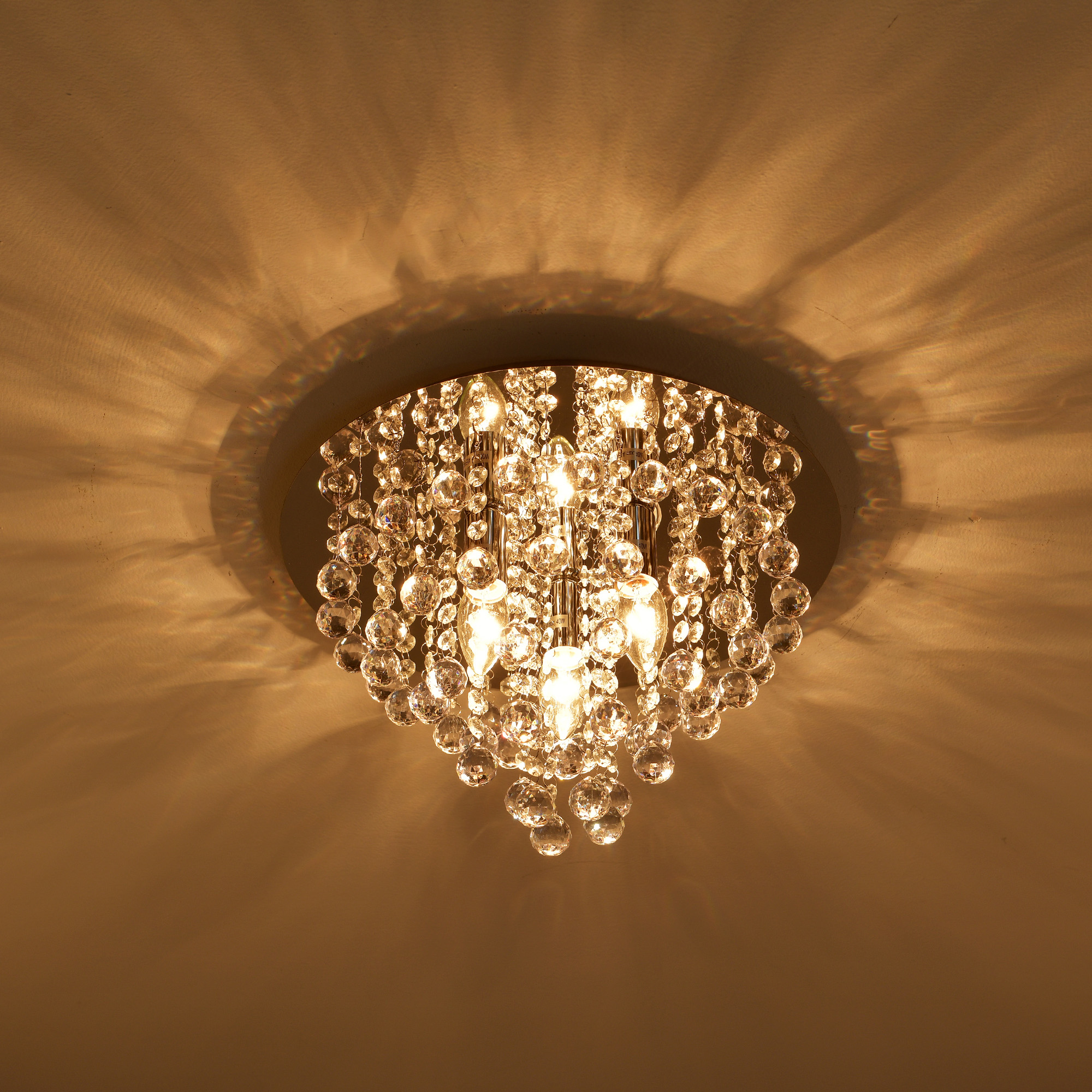 Ein Kronleuchter mit mehreren Kristallbirnen, die von der Decke hängen.