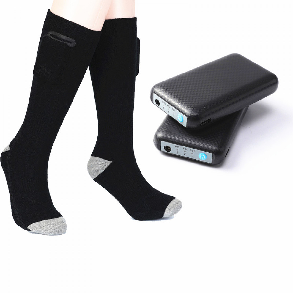 Schwarze beheizte Socken und zwei schwarze Powerbanks. Die Powerbanks haben blaue LED-Leuchten.