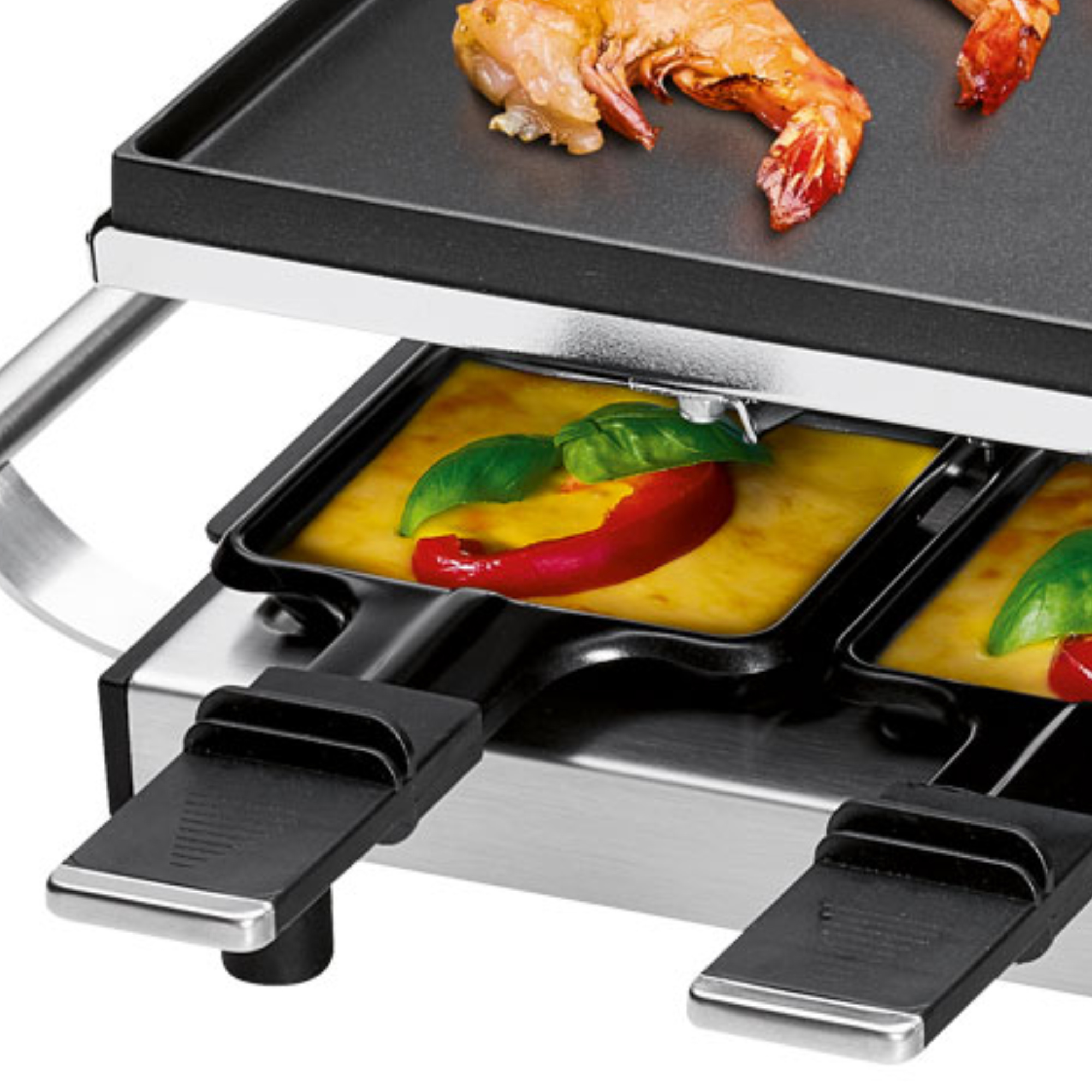 Zbliżenie na grill do raclette z jedzeniem. Widoczne są krewetki i ser.