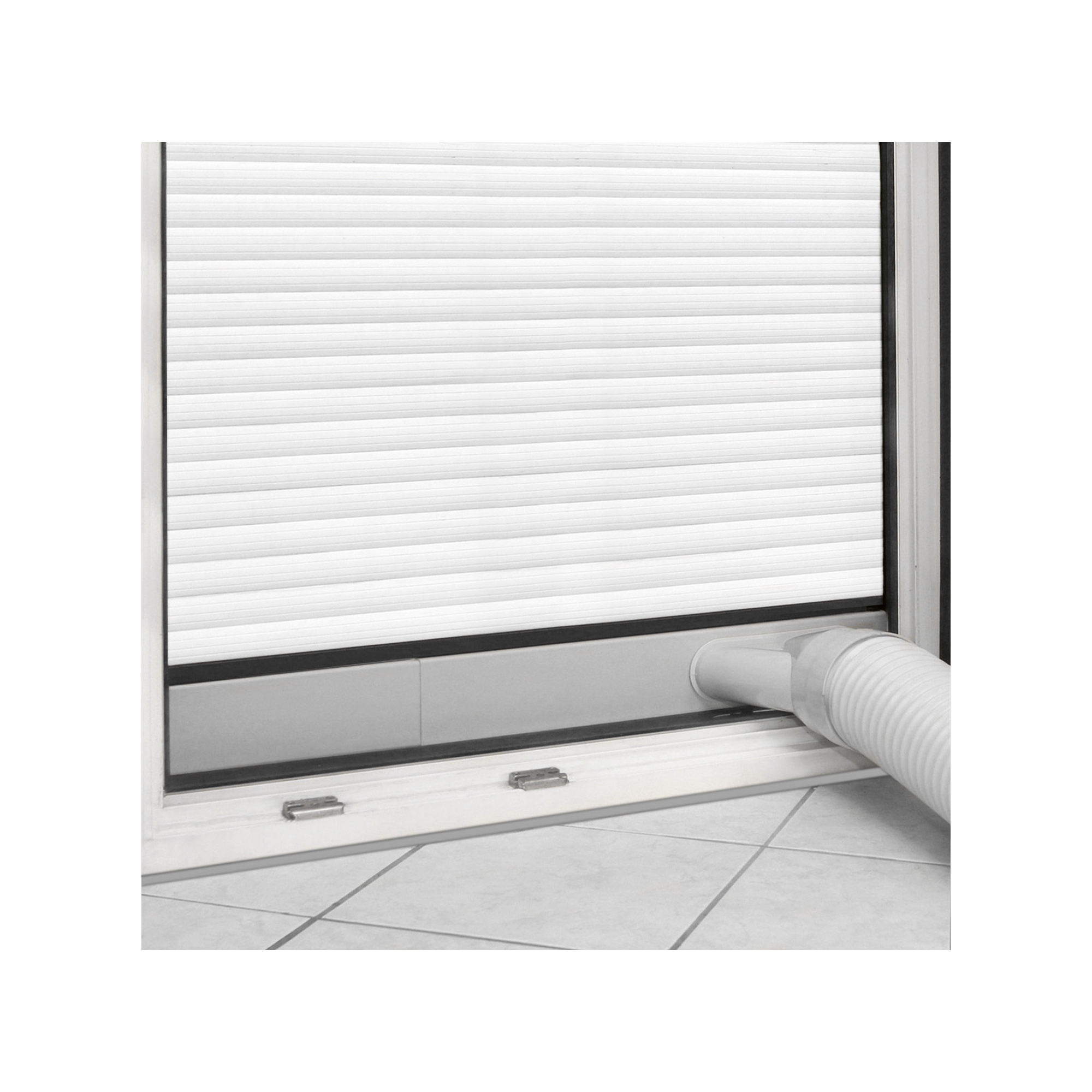 Białe okno z zamkniętymi poziomymi żaluzjami. Biały wąż wchodzi do dolnej ramy okna.