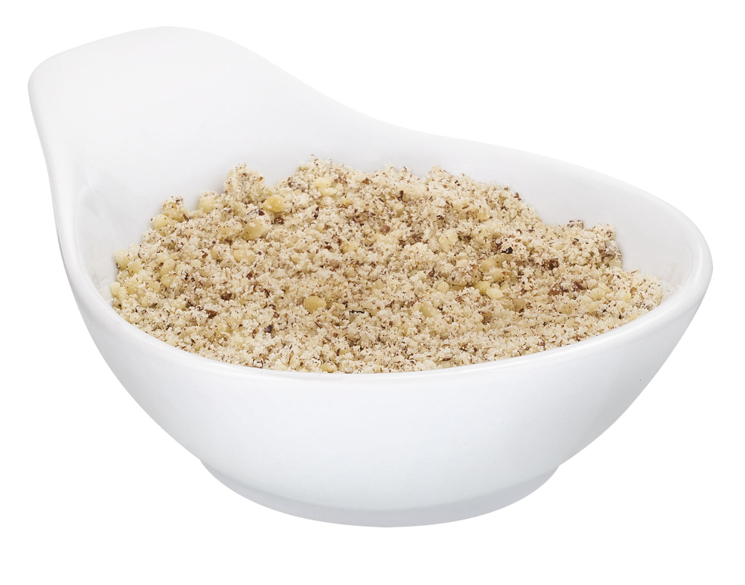 Biała miska wypełniona posiekanymi orzechami włoskimi na czarnym tle.