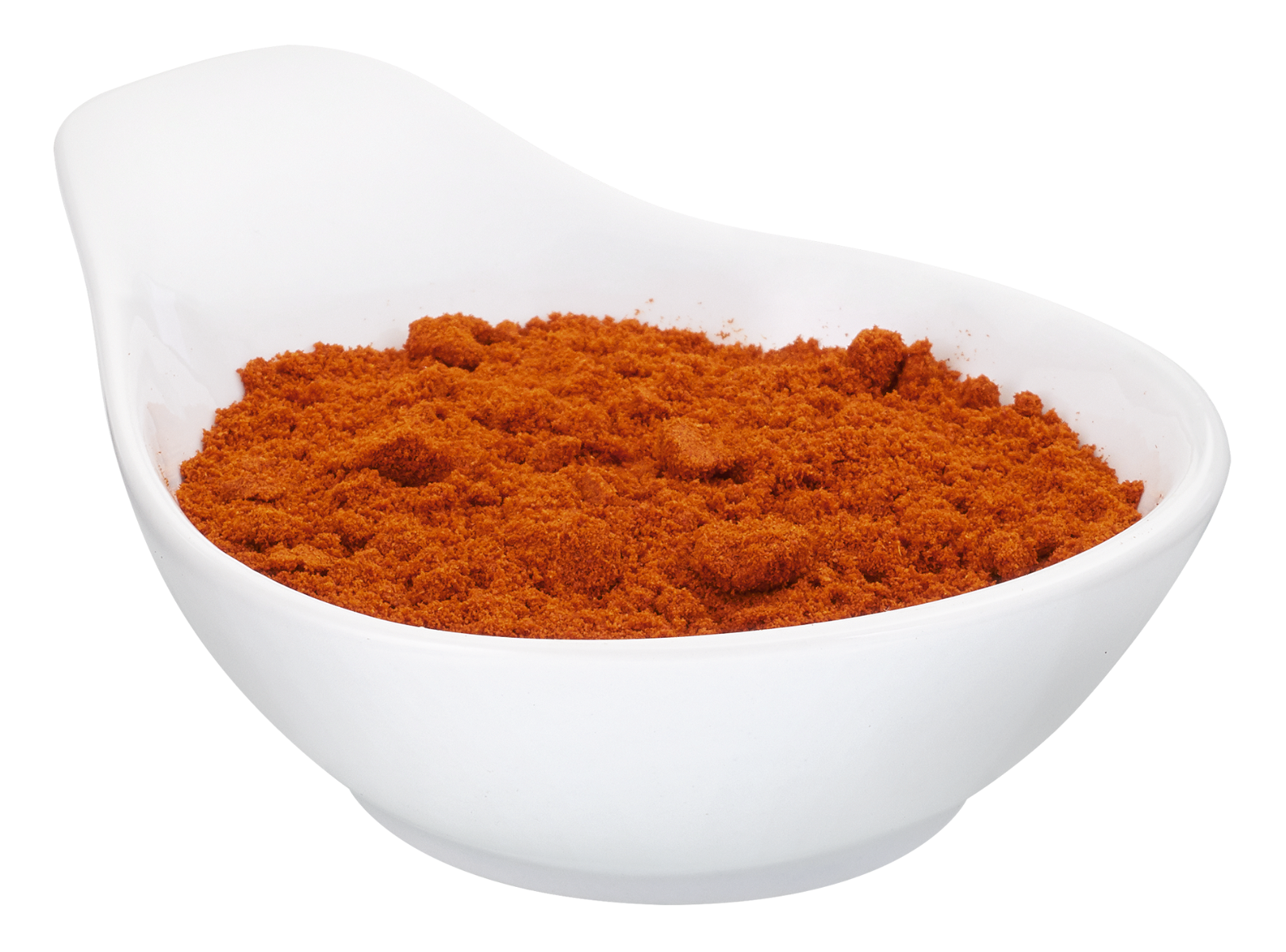 Biała miska wypełniona czerwoną papryką w proszku, odizolowana na czarnym tle.