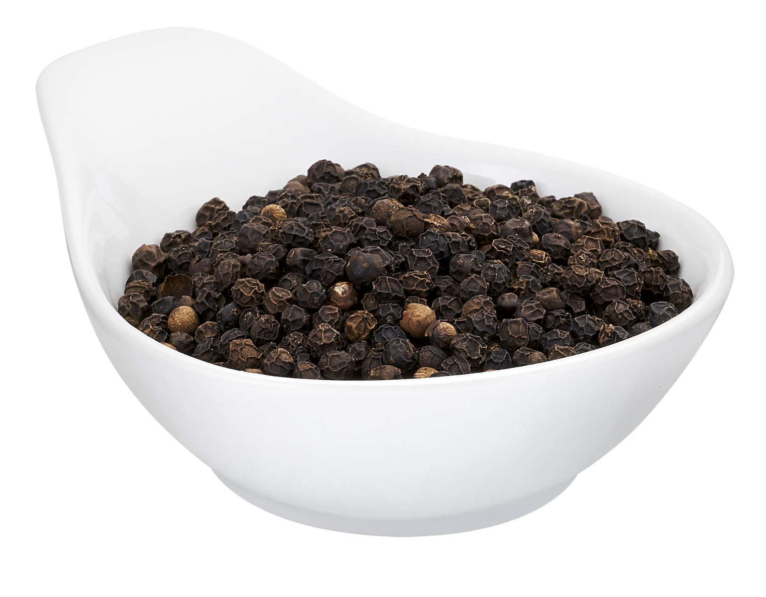 Biała miska wypełniona czarnym pieprzem. Miska jest biała, na czarnym tle.