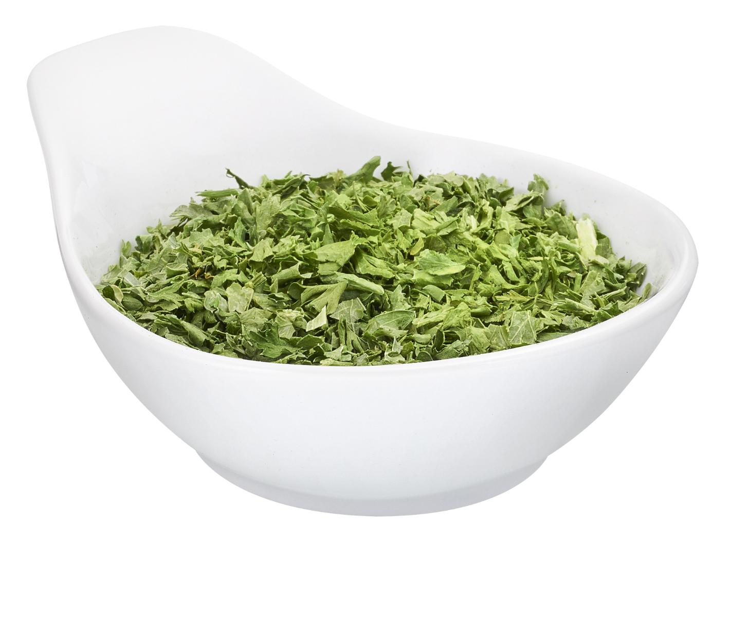 Biała miska wypełniona suszonymi płatkami pietruszki na czarnym tle.
