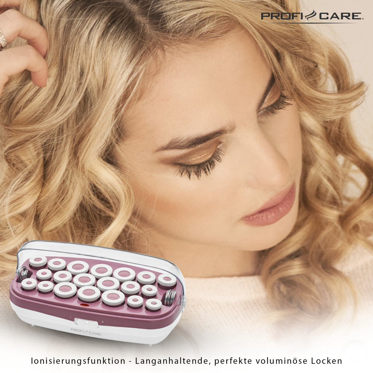 Eine Frau mit blonden Locken hat im Vordergrund einen Haarglätter. Der Lockenwickler ist weiß mit rosa Rollen.