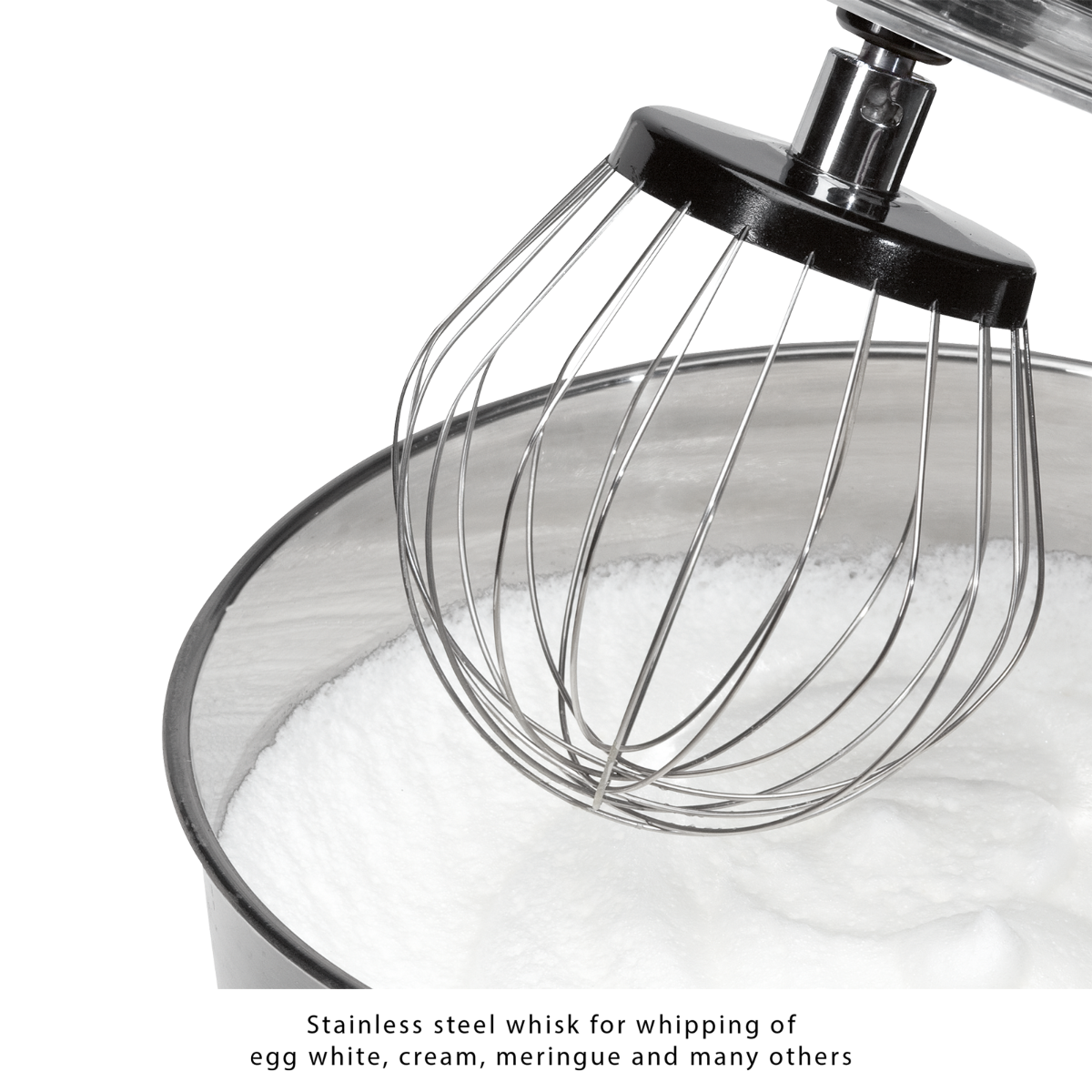 Rózga w misce z bitą śmietaną, zbliżenie, czarne tło.