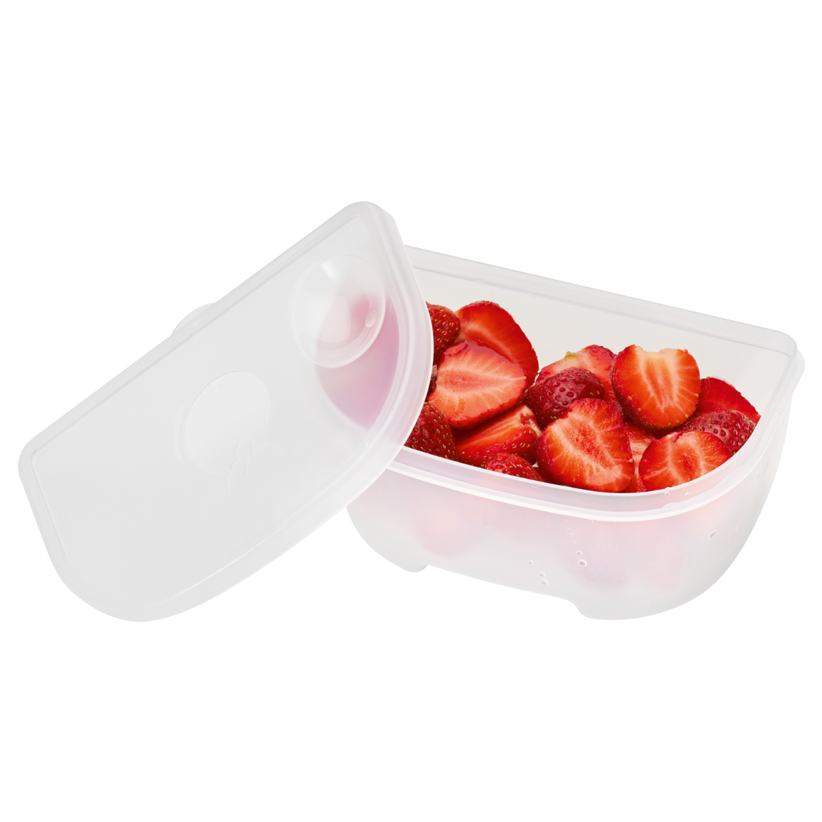 Przezroczysty plastikowy pojemnik z pokrojonymi truskawkami. Pokrywka jest częściowo otwarta.