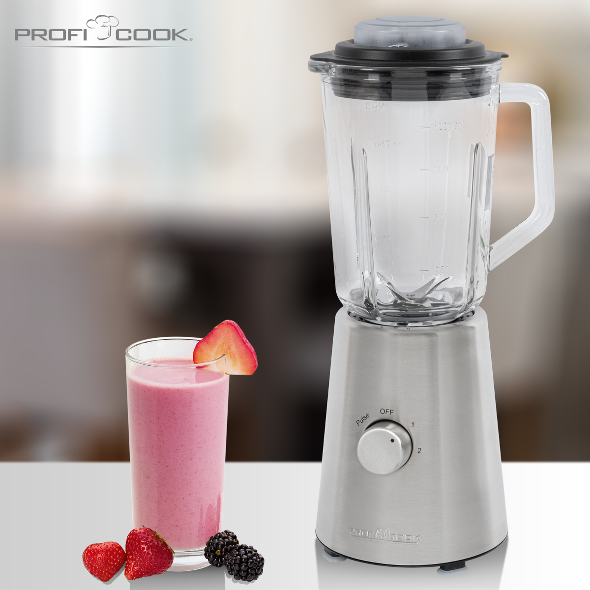 Una licuadora con un batido y frutas. La licuadora es metálica, un batido está en un vaso con fresas.