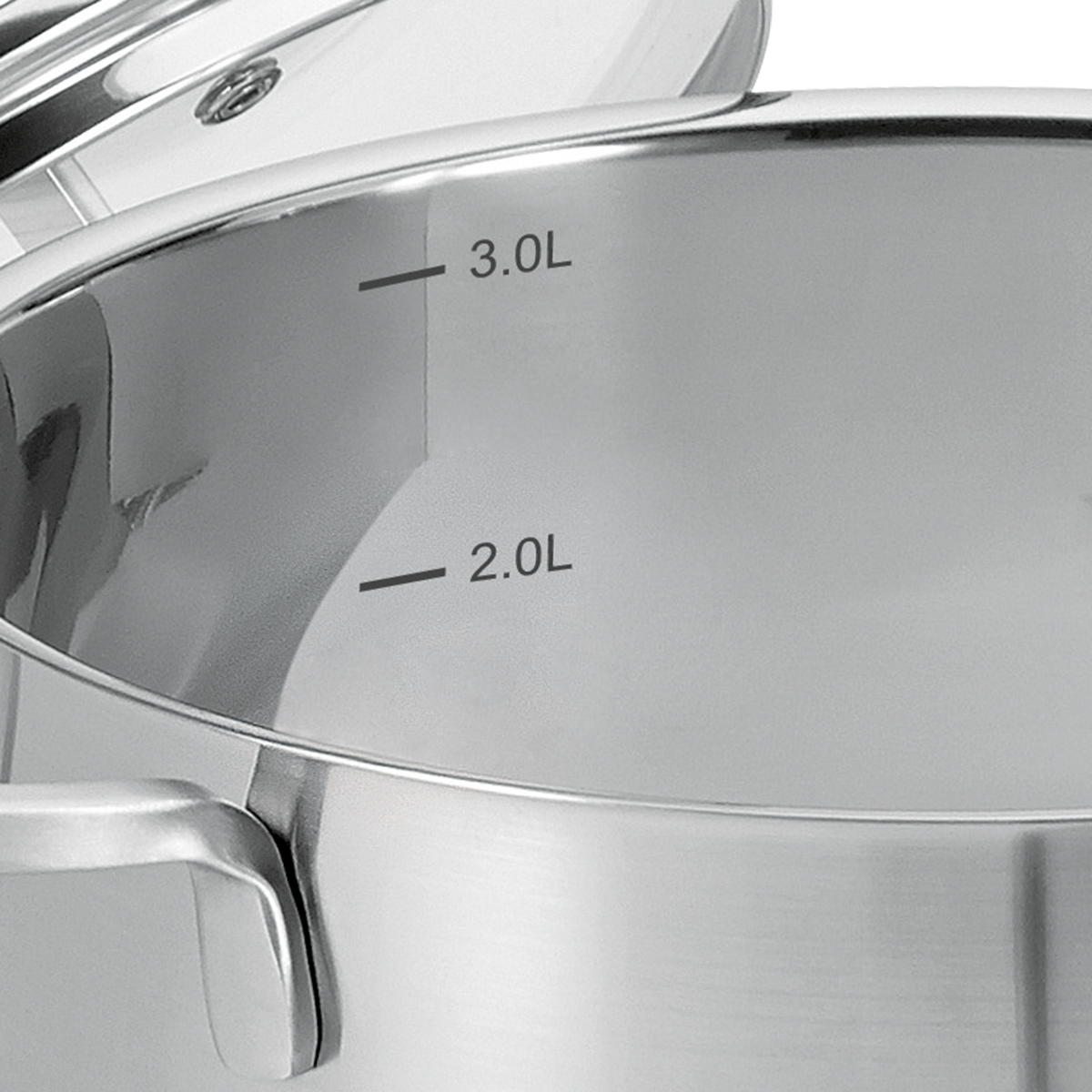 Zbliżenie garnka ze stali nierdzewnej z oznaczeniami objętości: 2.0L i 3.0L.