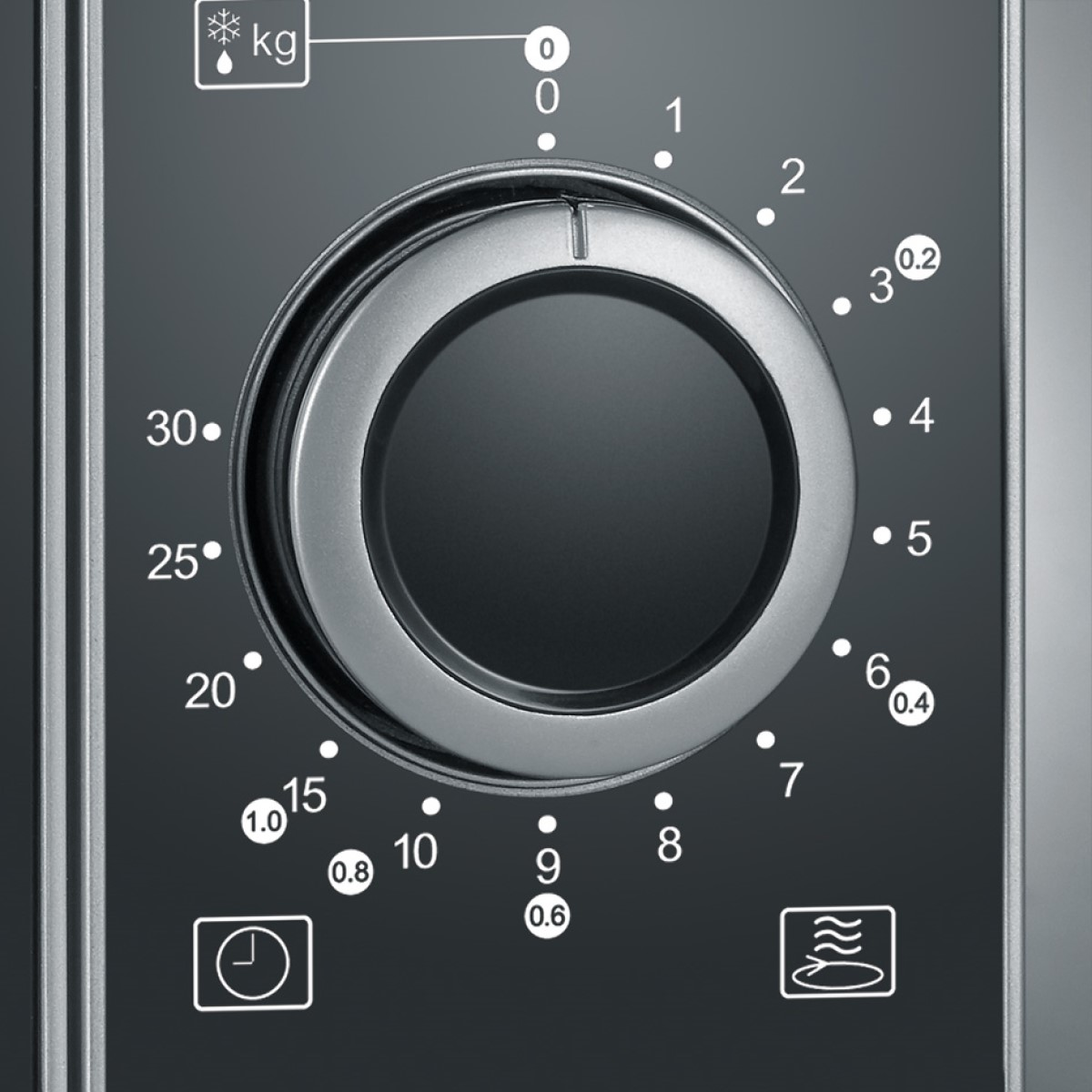 Zbliżenie pokrętła frytkownicy powietrznej. Liczby, timer i symbole na pokrętle.