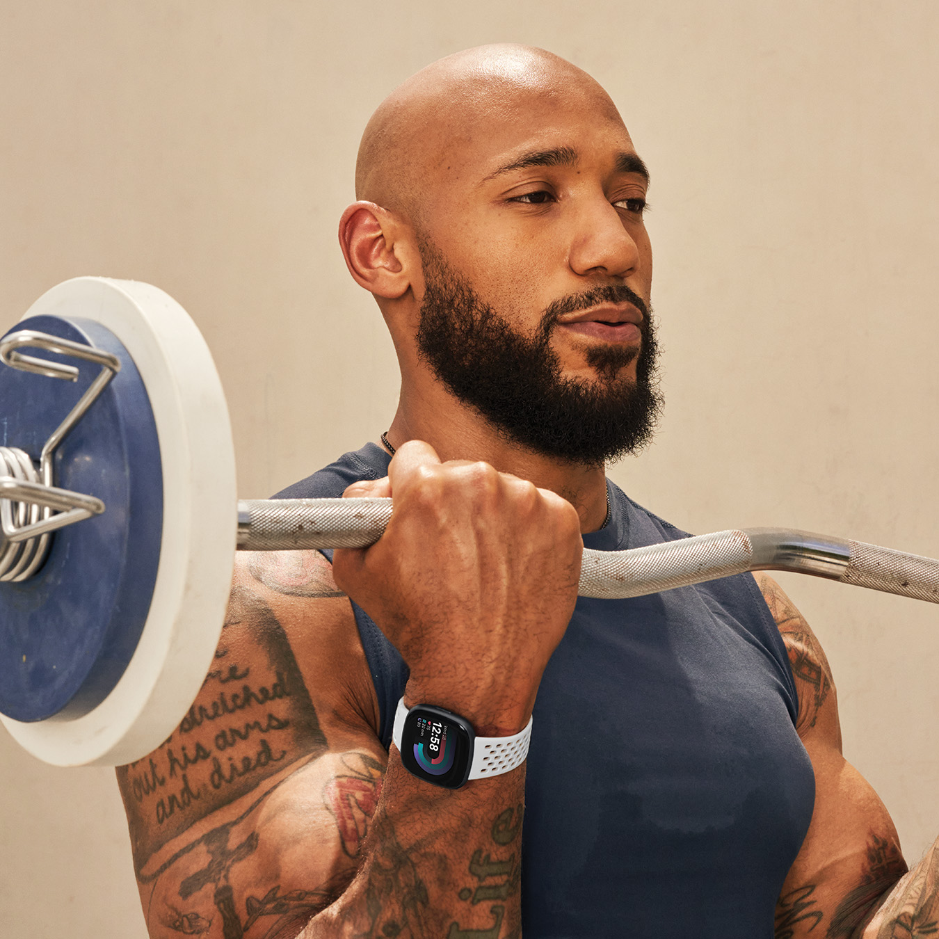 Srebrna kuchenka mikrofalowa z niebieskim wyświetlaczem i przyciskami sterowania. Drzwi są zamknięte.