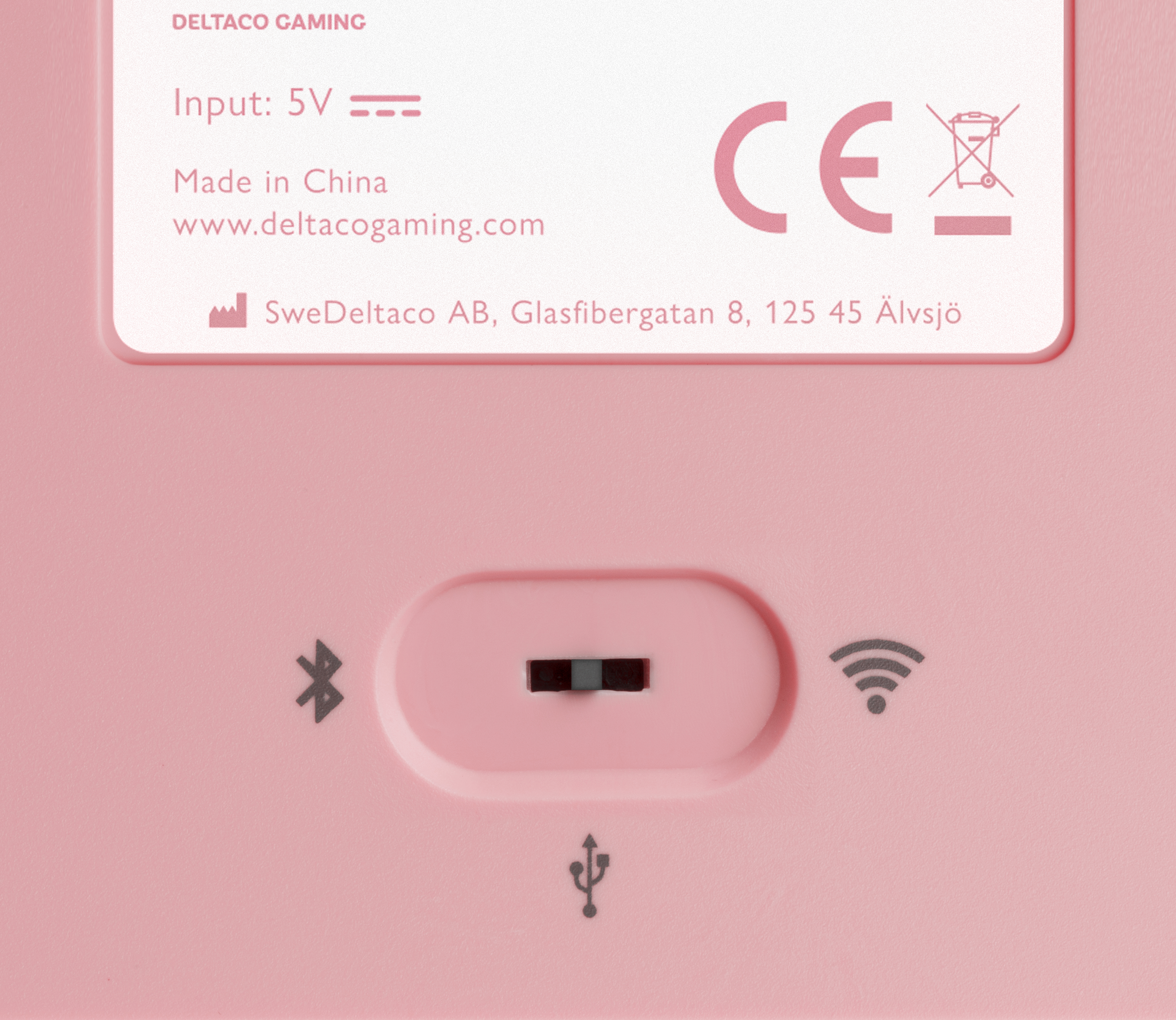 Rückseite eines rosa Geräts mit Text und Symbolen: Bluetooth, USB und Wi-Fi-Symbole vorhanden.