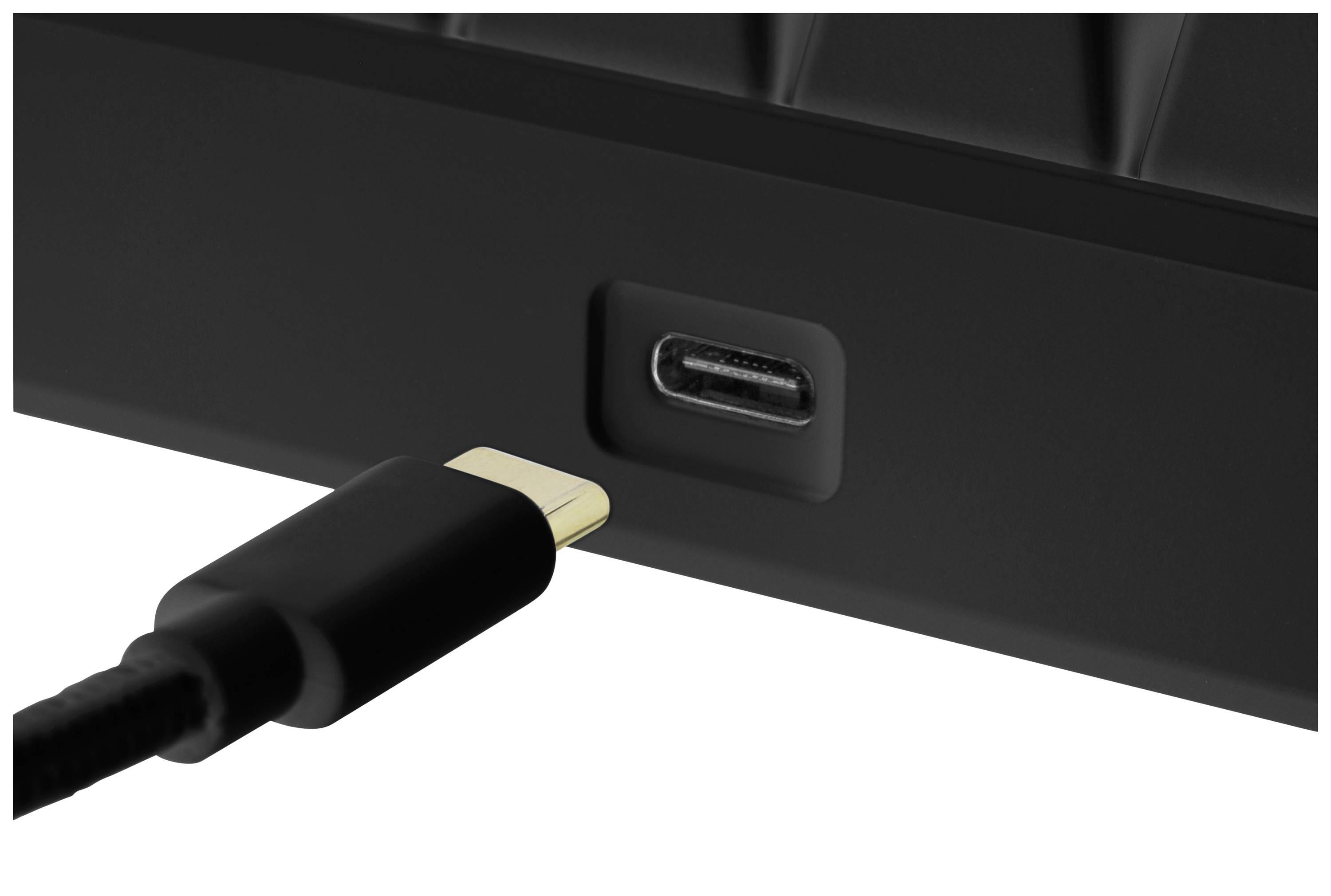 Primo piano di un dispositivo elettronico nero con una porta USB-C e un cavo nero collegato.