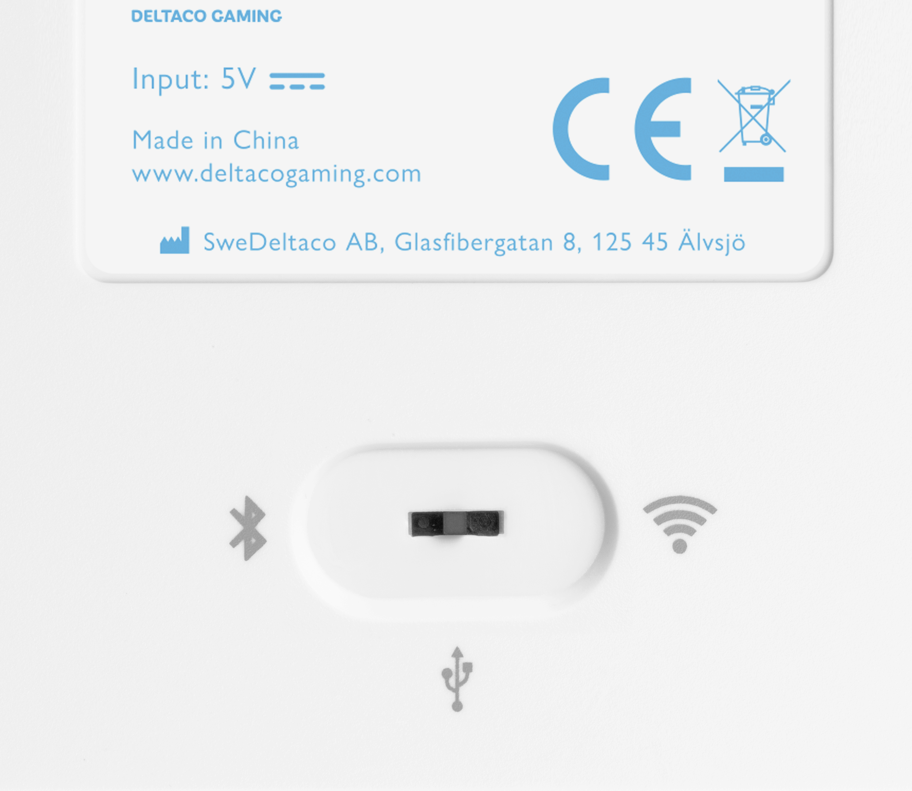 Białe urządzenie z portami wejściowymi i połączeniowymi. Szczegóły na urządzeniu. Białe tło.