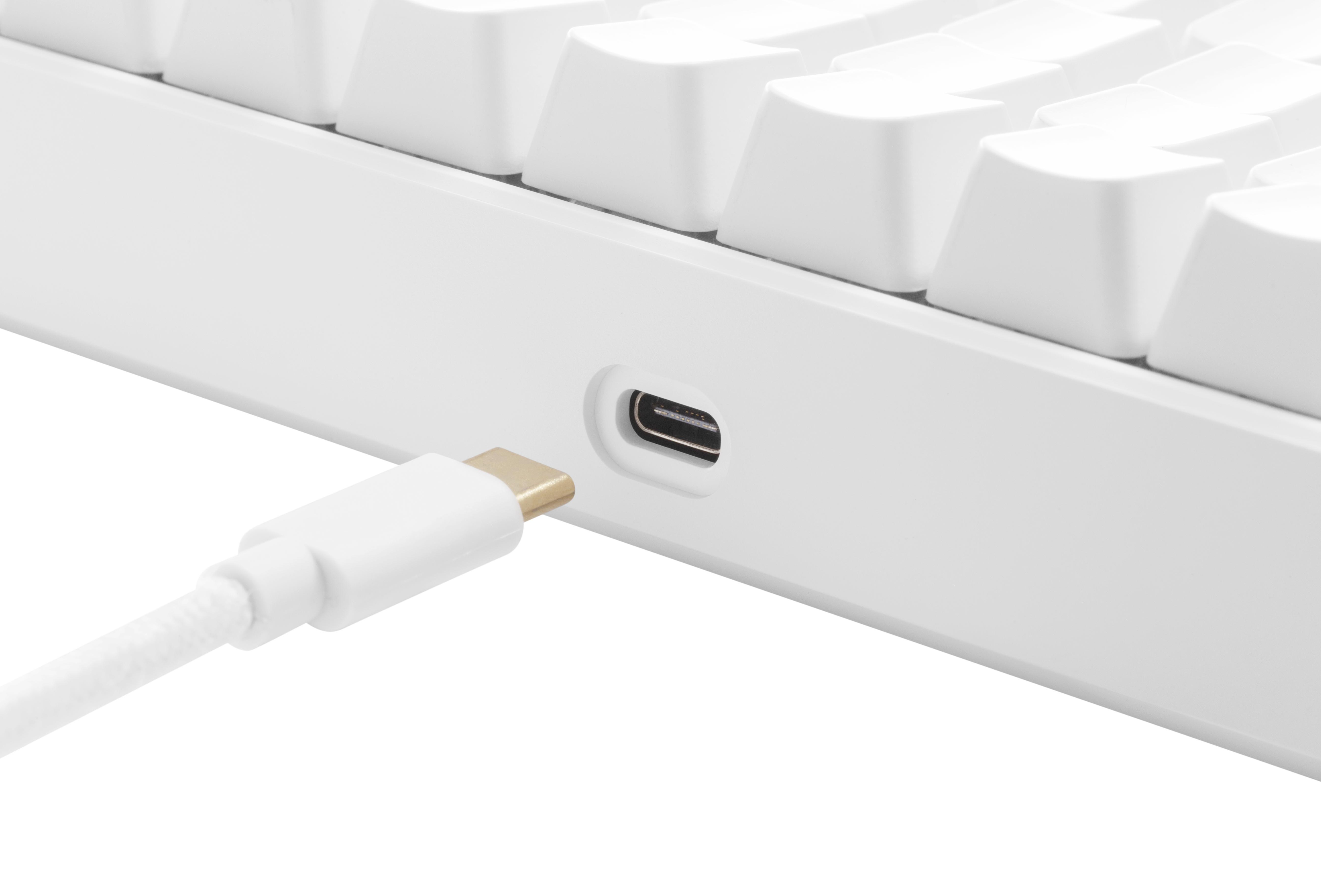 Biała klawiatura z wpiętym kablem USB-C. Kabel jest biały ze złotą końcówką.