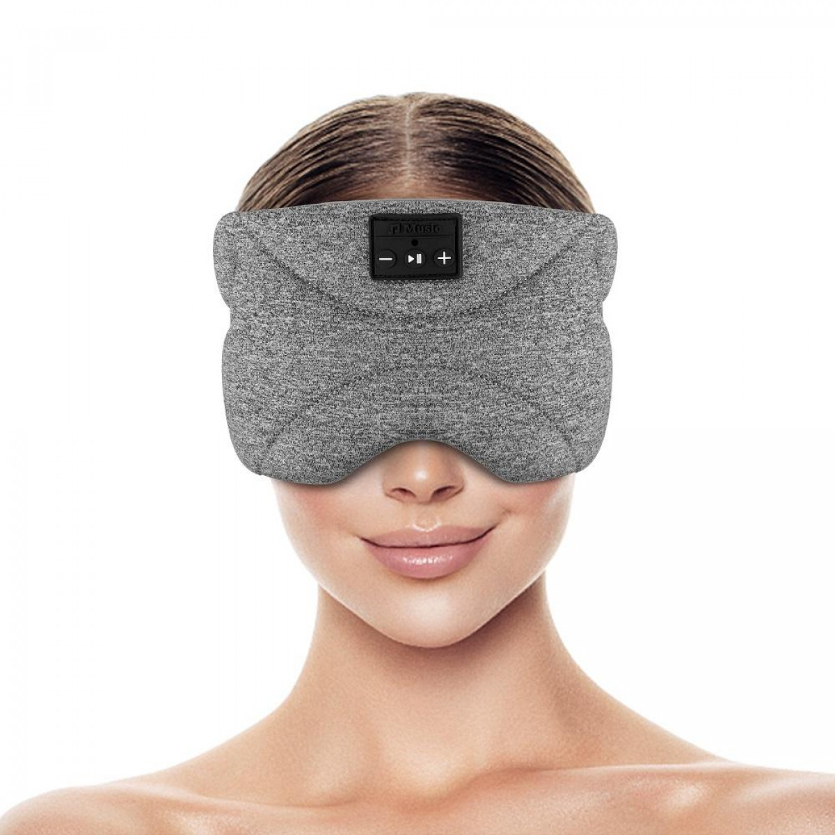 Une femme portant un masque de sommeil gris avec des boutons de commande et du texte.