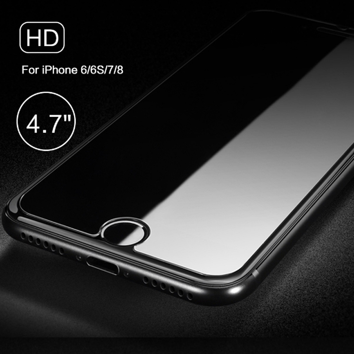 Nahaufnahme eines schwarzen iPhones mit Displayschutz. Das Telefon liegt auf einer dunklen Oberfläche. Der Schutz ist beschriftet.