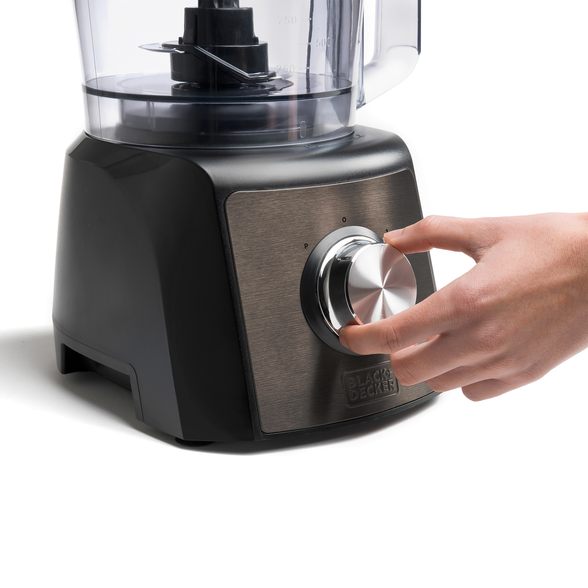 Ręka kręci pokrętłem na czarno-szarym robocie kuchennym Black & Decker.