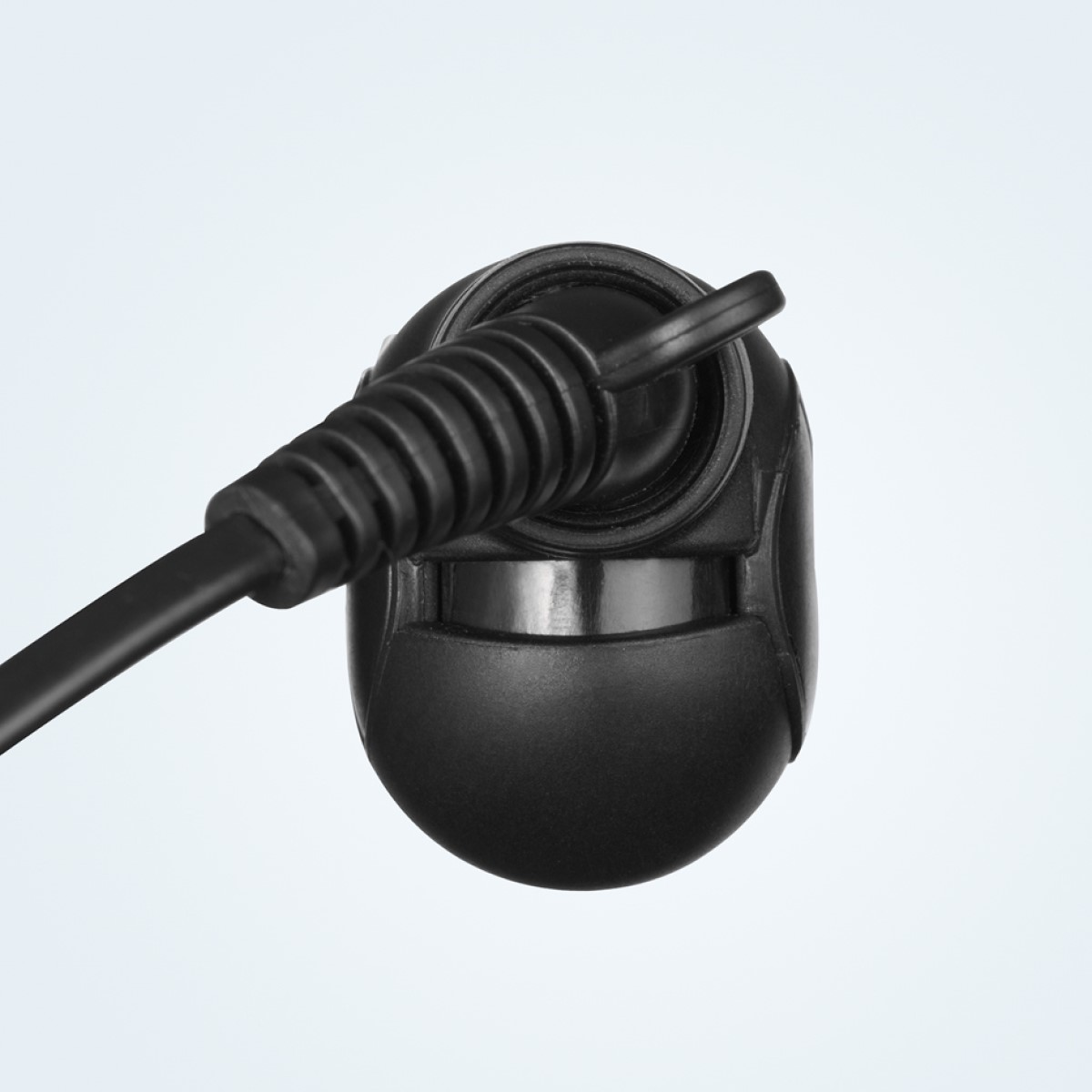 Auricular negro. Tiene un cable negro adjunto. El fondo es azul claro.