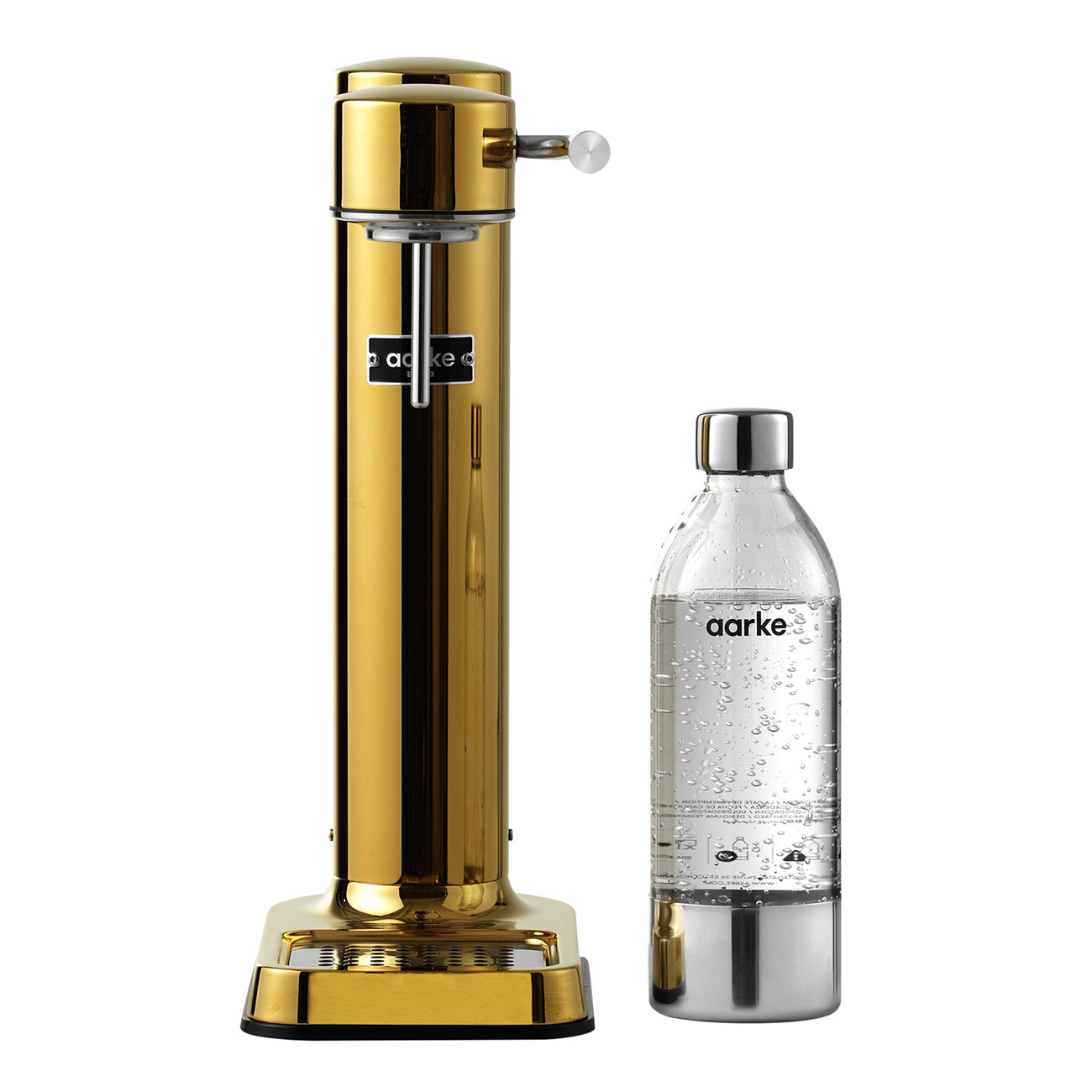 Macchina per soda dorata con bottiglia d'acqua trasparente. Bottiglia accanto alla macchina.