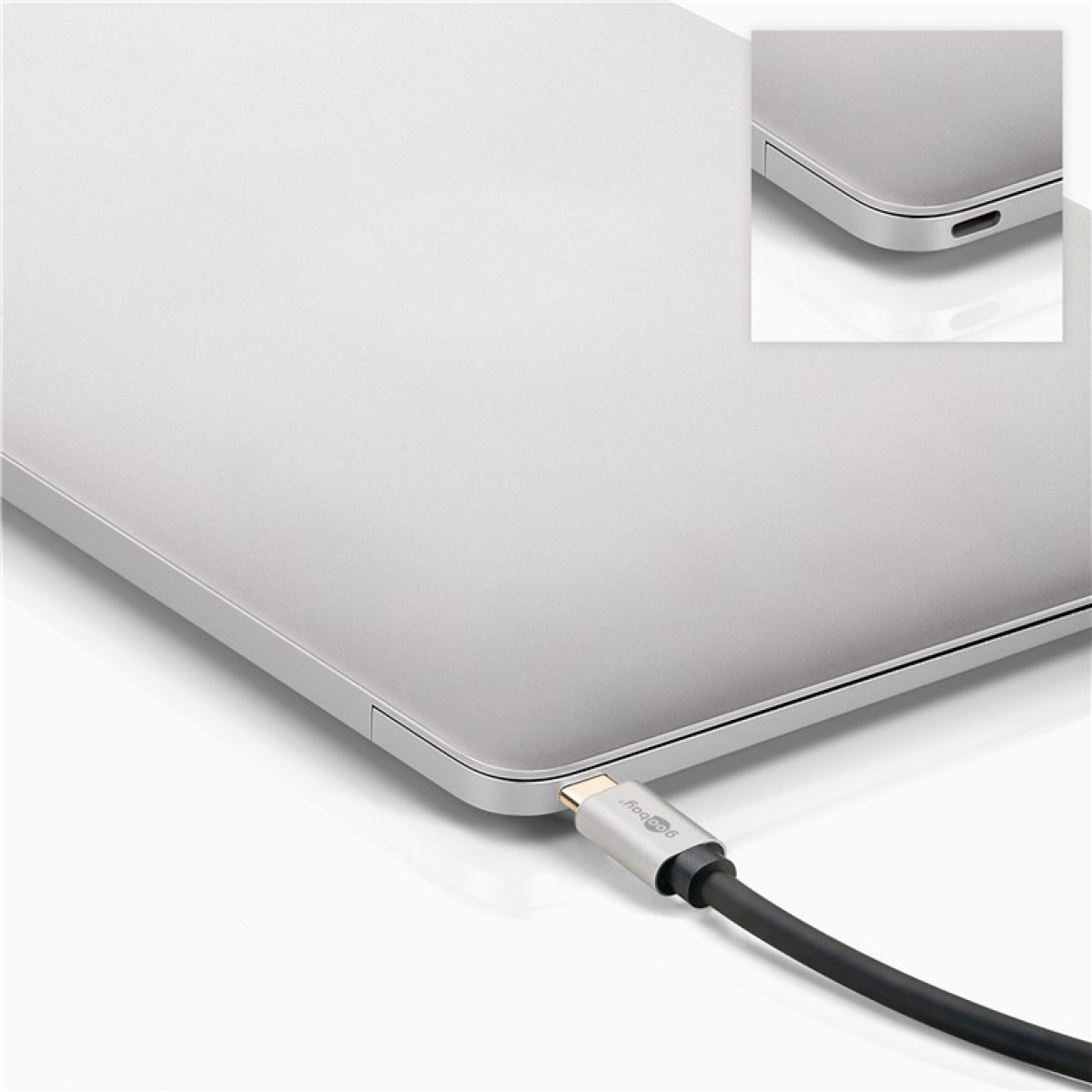Silberner Laptop mit eingestecktem Kabel. Das Kabel ist an der Seite angeschlossen.