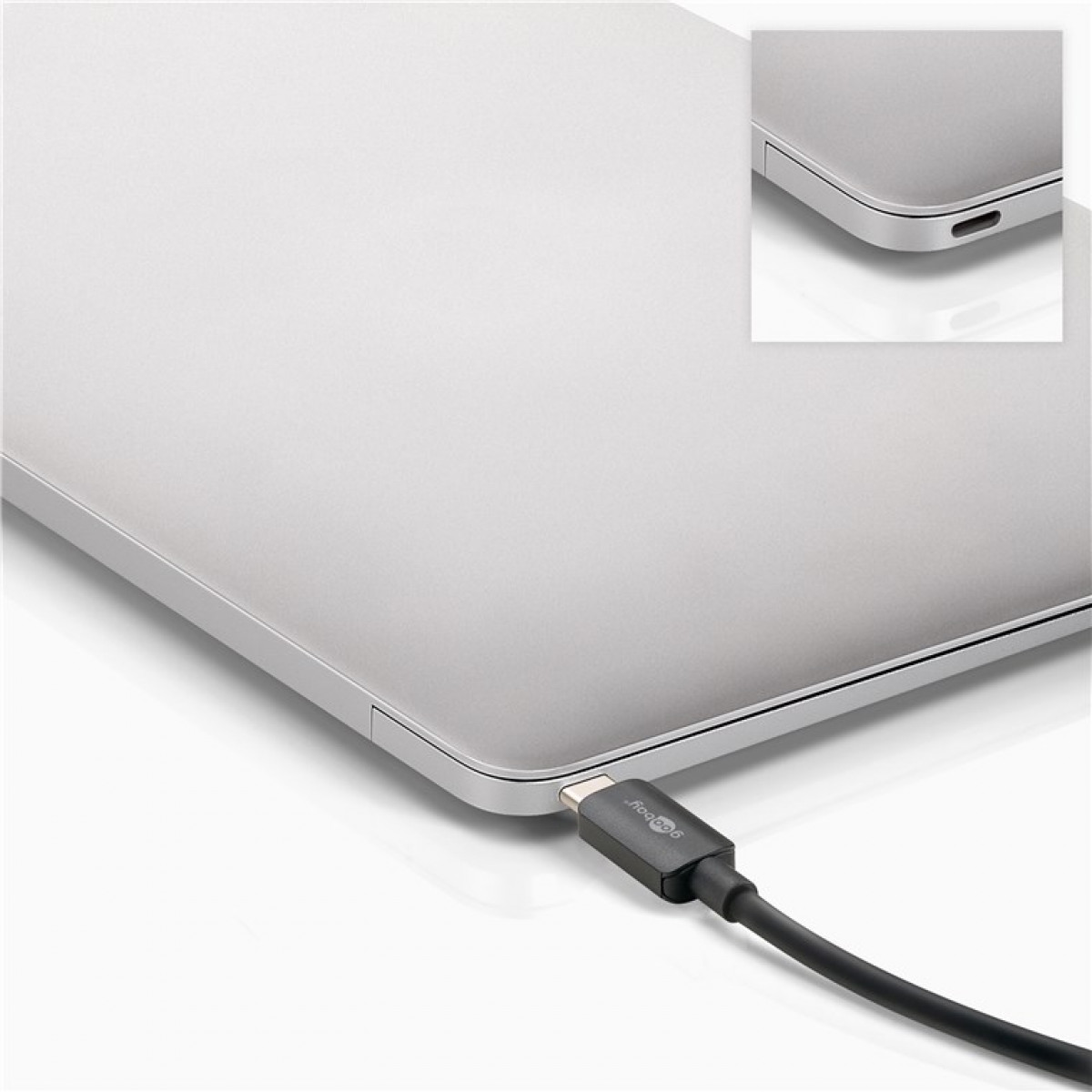 Ein Laptop mit einem eingesteckten USB-C-Kabel. Das Ende des Kabels und der Laptop sind sichtbar.