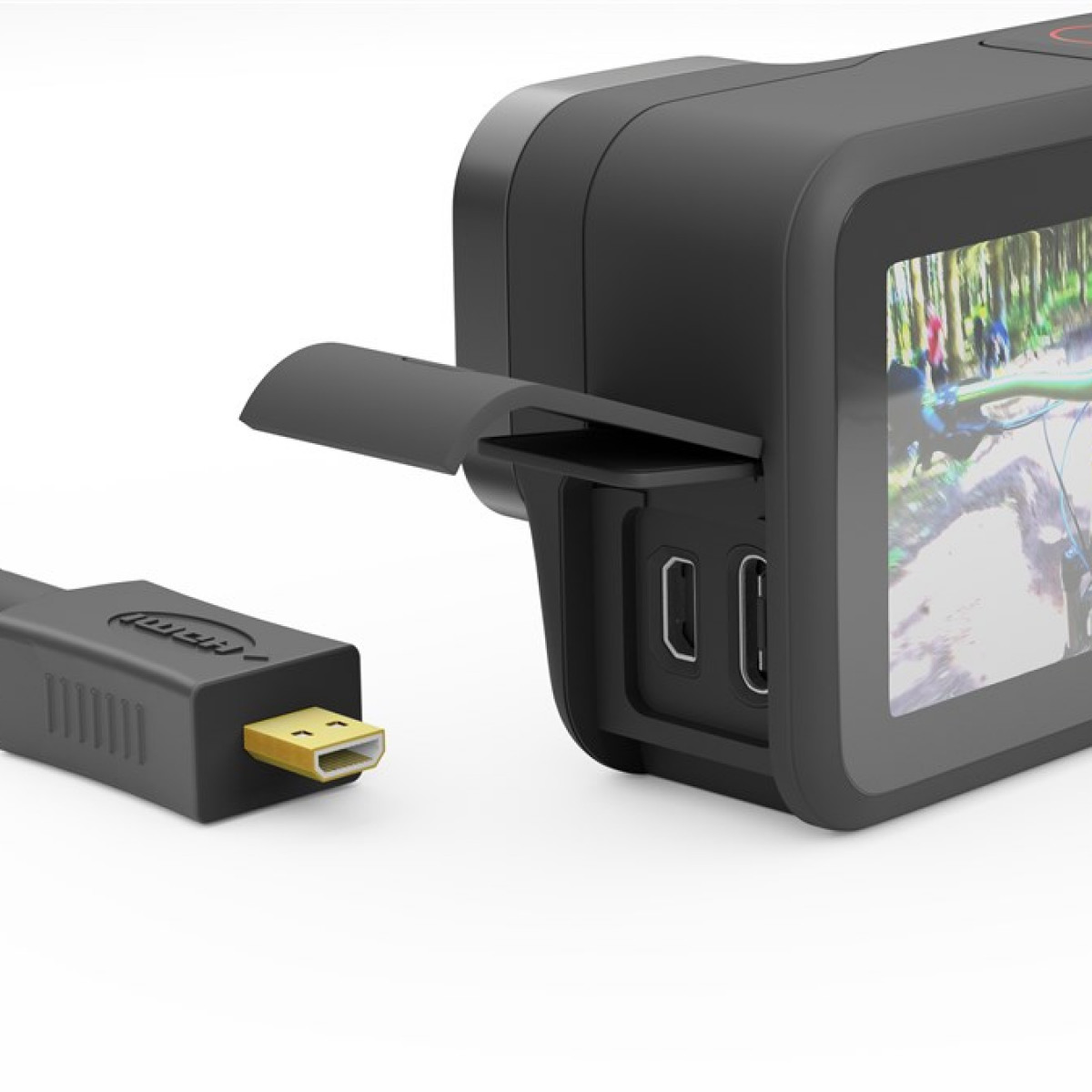 Eine schwarze GoPro-Kamera mit offenem Anschluss und eingestecktem Kabel.